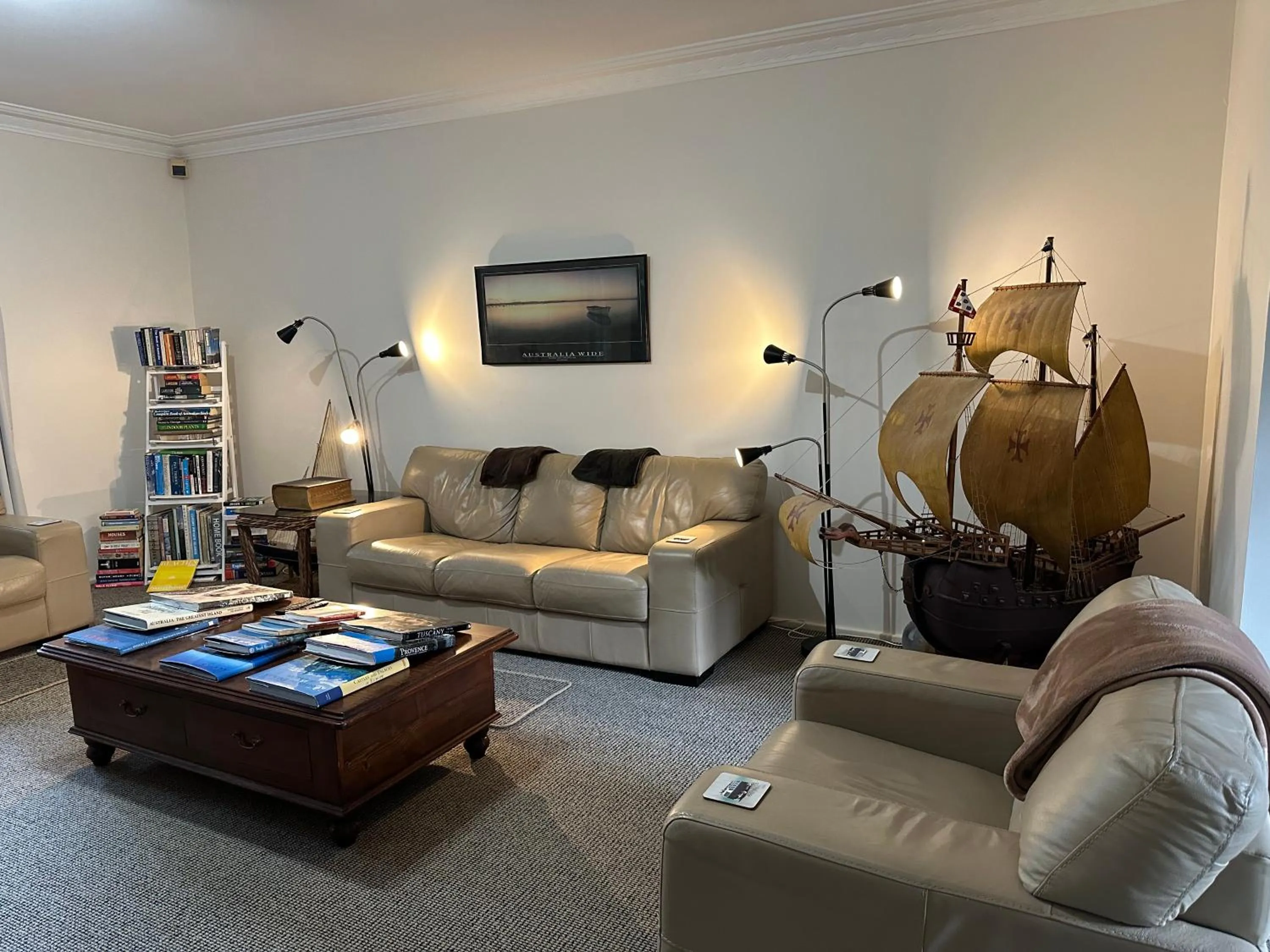 Communal lounge/ TV room in Palm Beach Bed & Breakfast