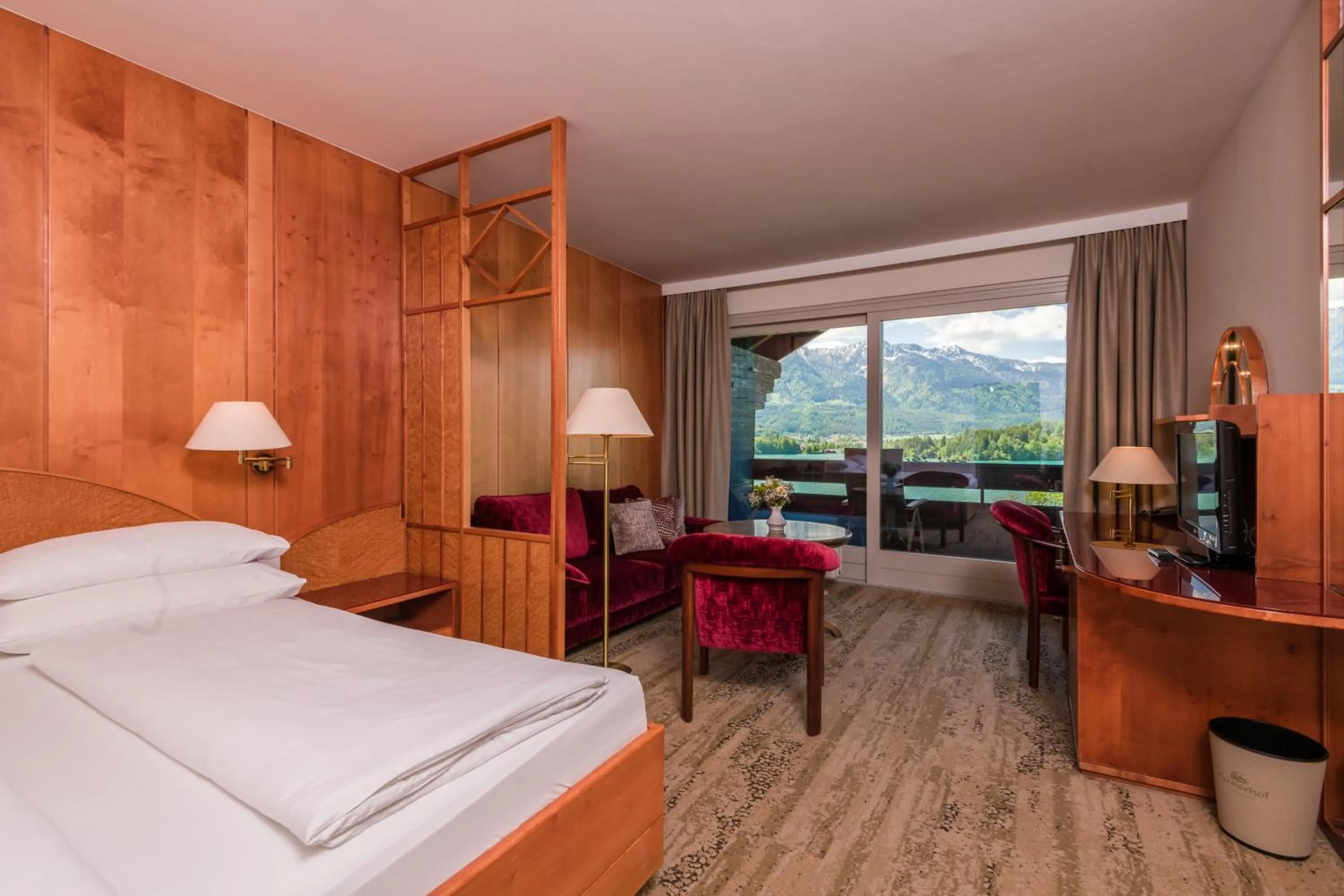 Bed in Hotel Karnerhof