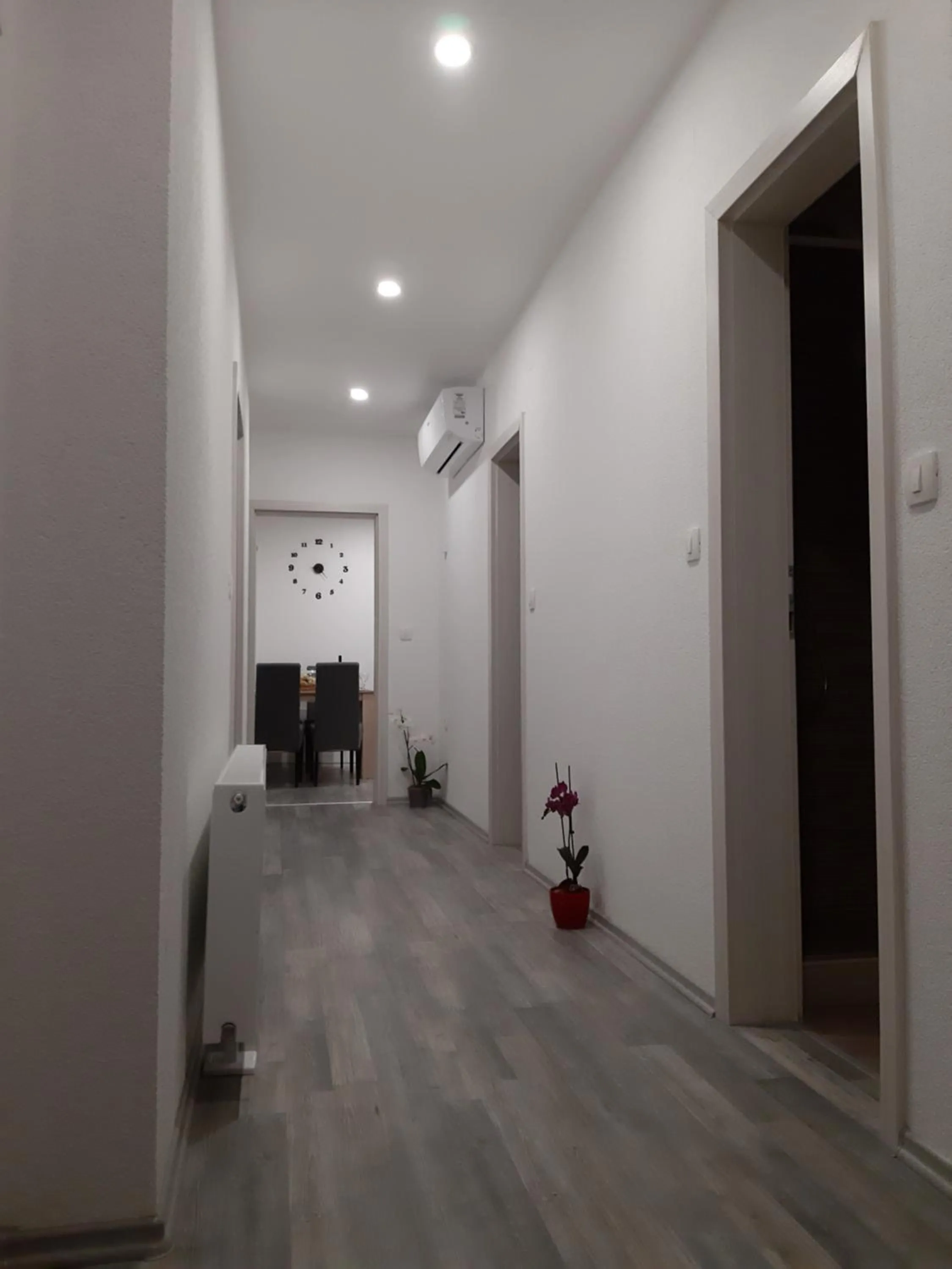 Photo of the whole room in House Naomi