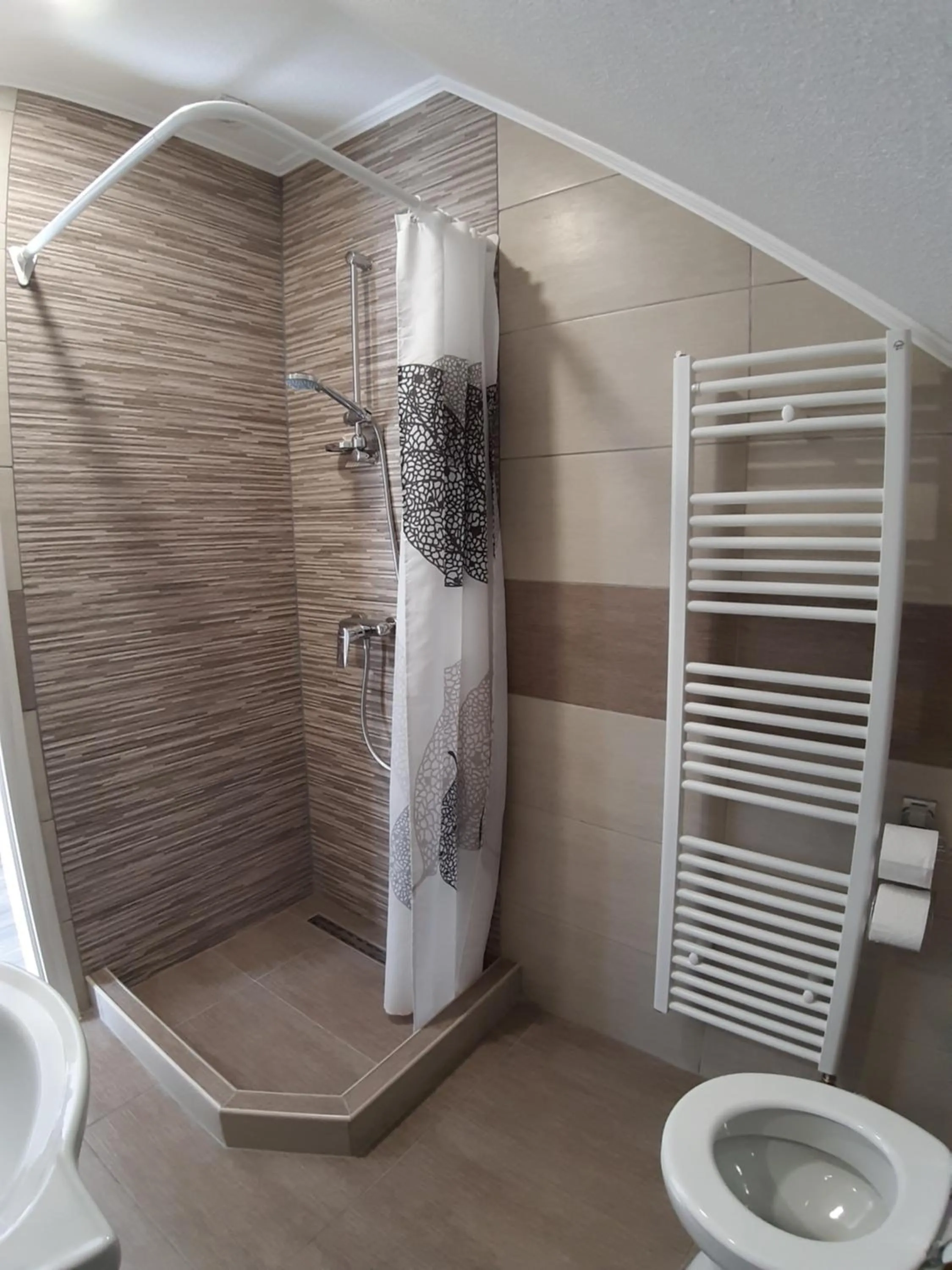 Shower in House Naomi
