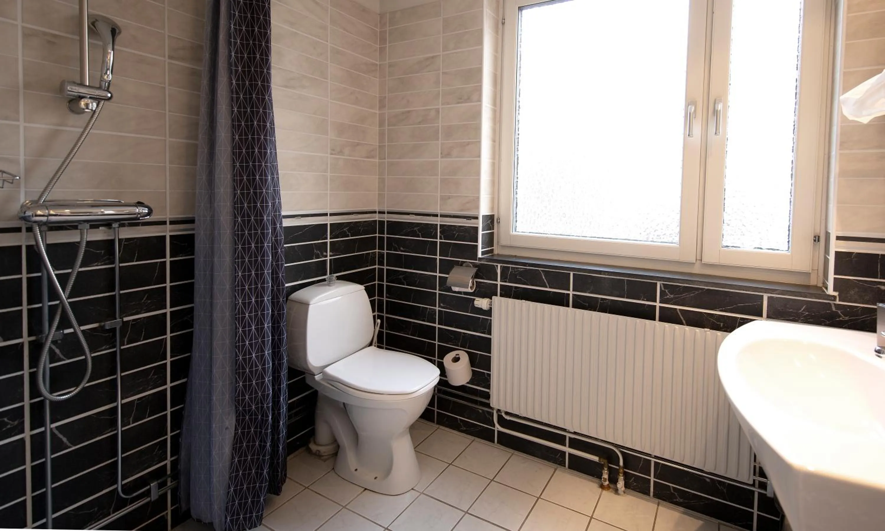 Bathroom in Sure Hotel by Best Western Algen