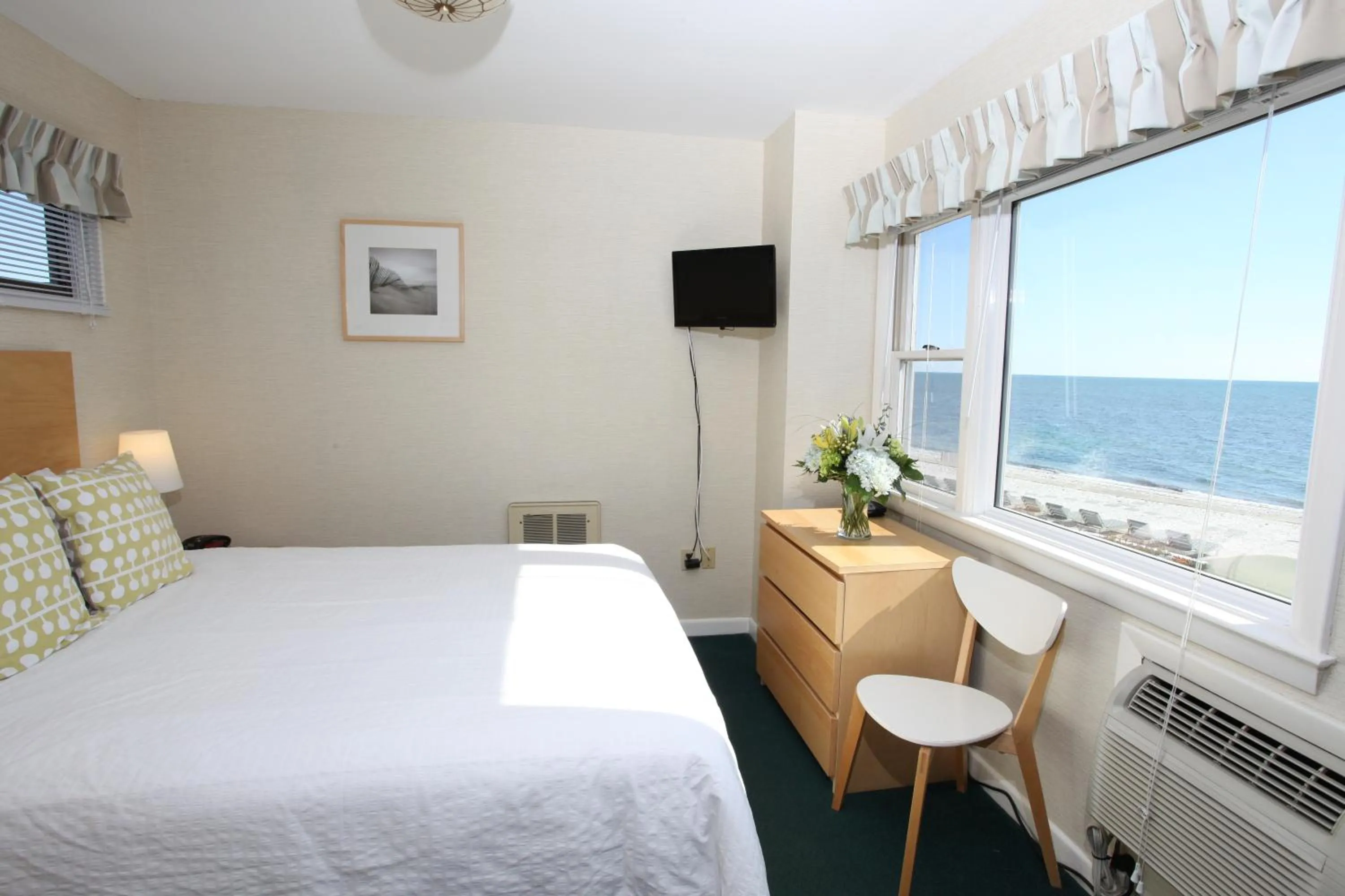 Bed in Surfcomber On The Ocean
