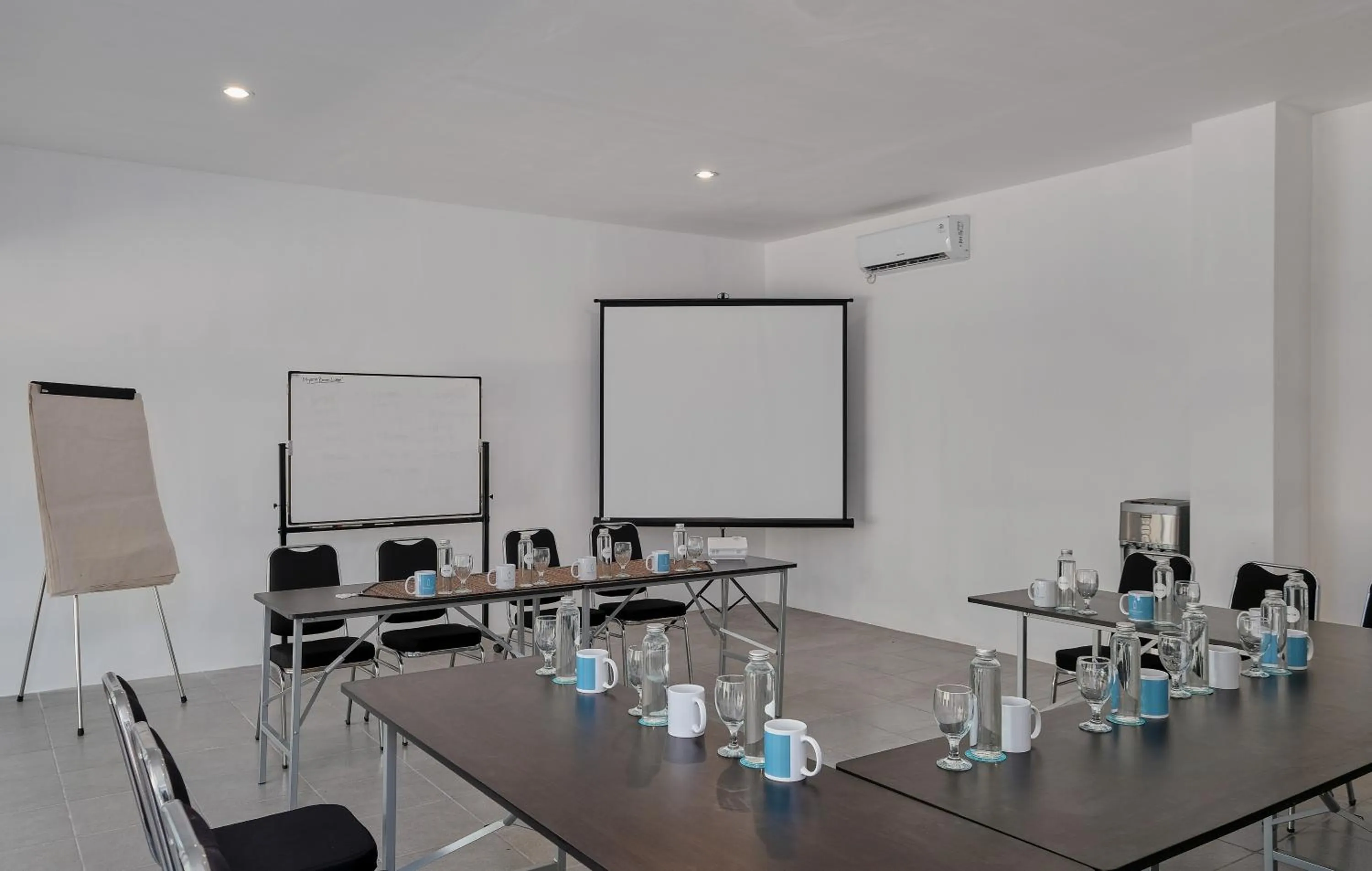 Meeting/conference room in Myamo Beach Lodge