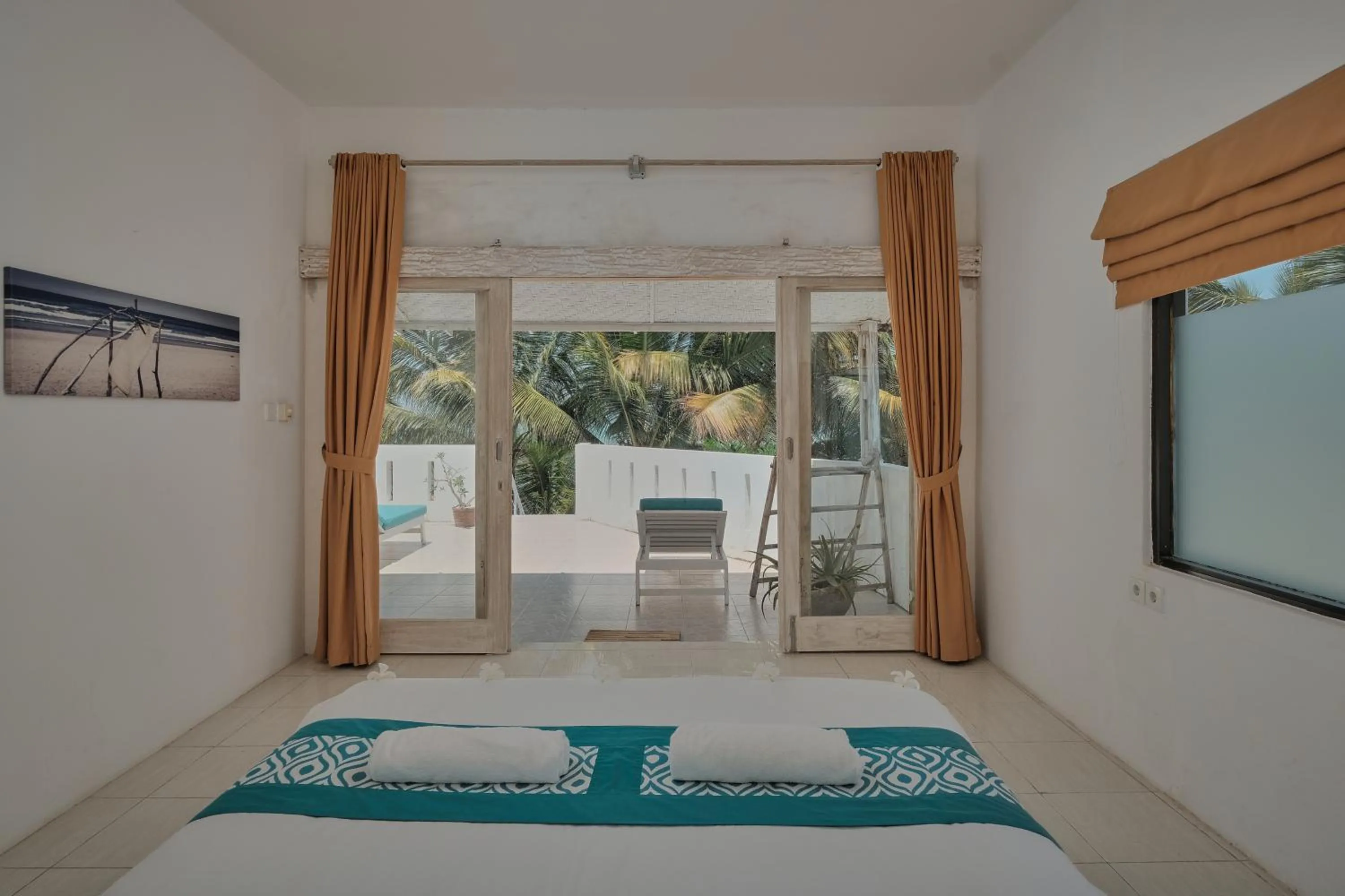 Bed in Myamo Beach Lodge