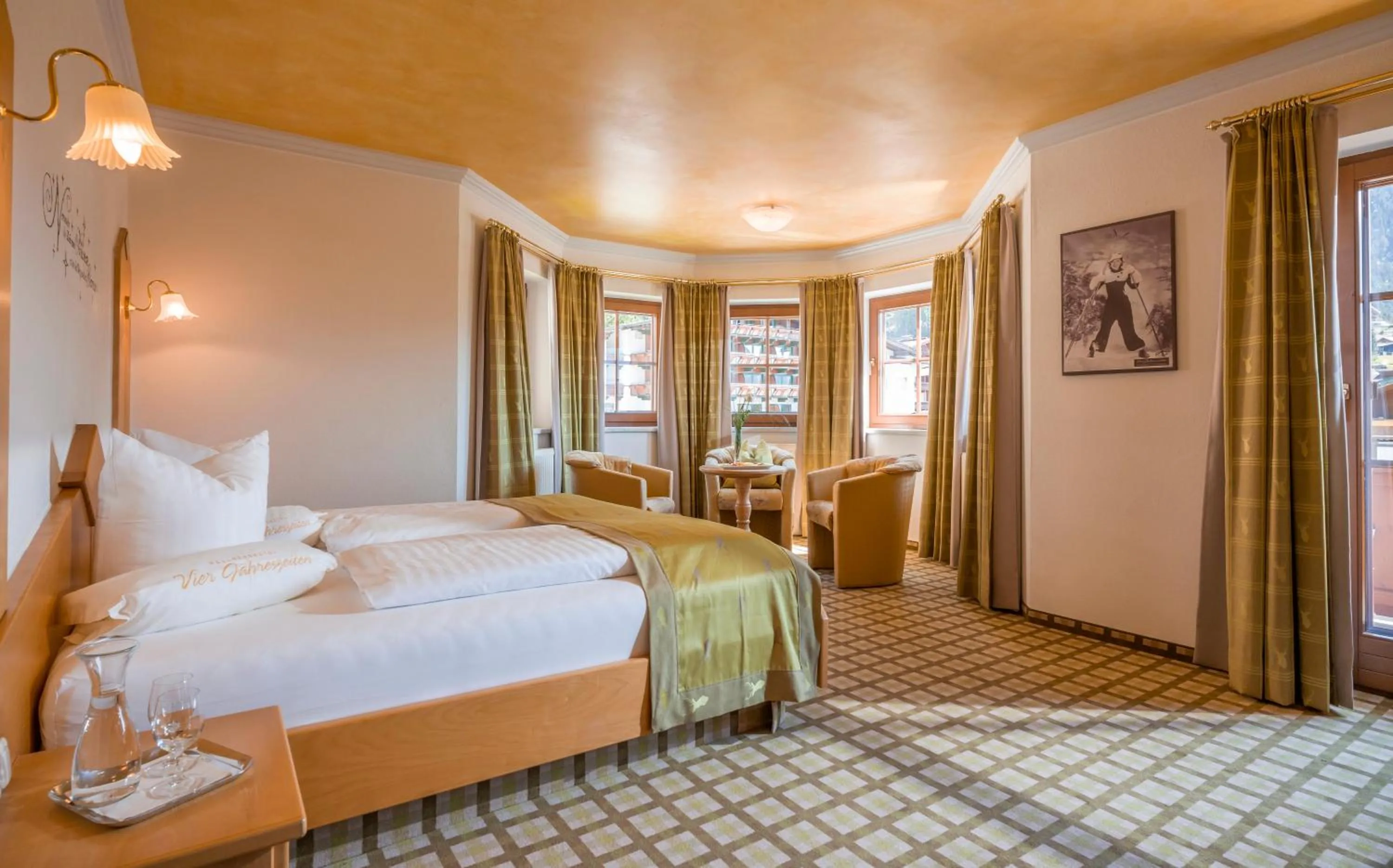 Photo of the whole room, Bed in Vier Jahreszeiten Wellnessresort Achensee