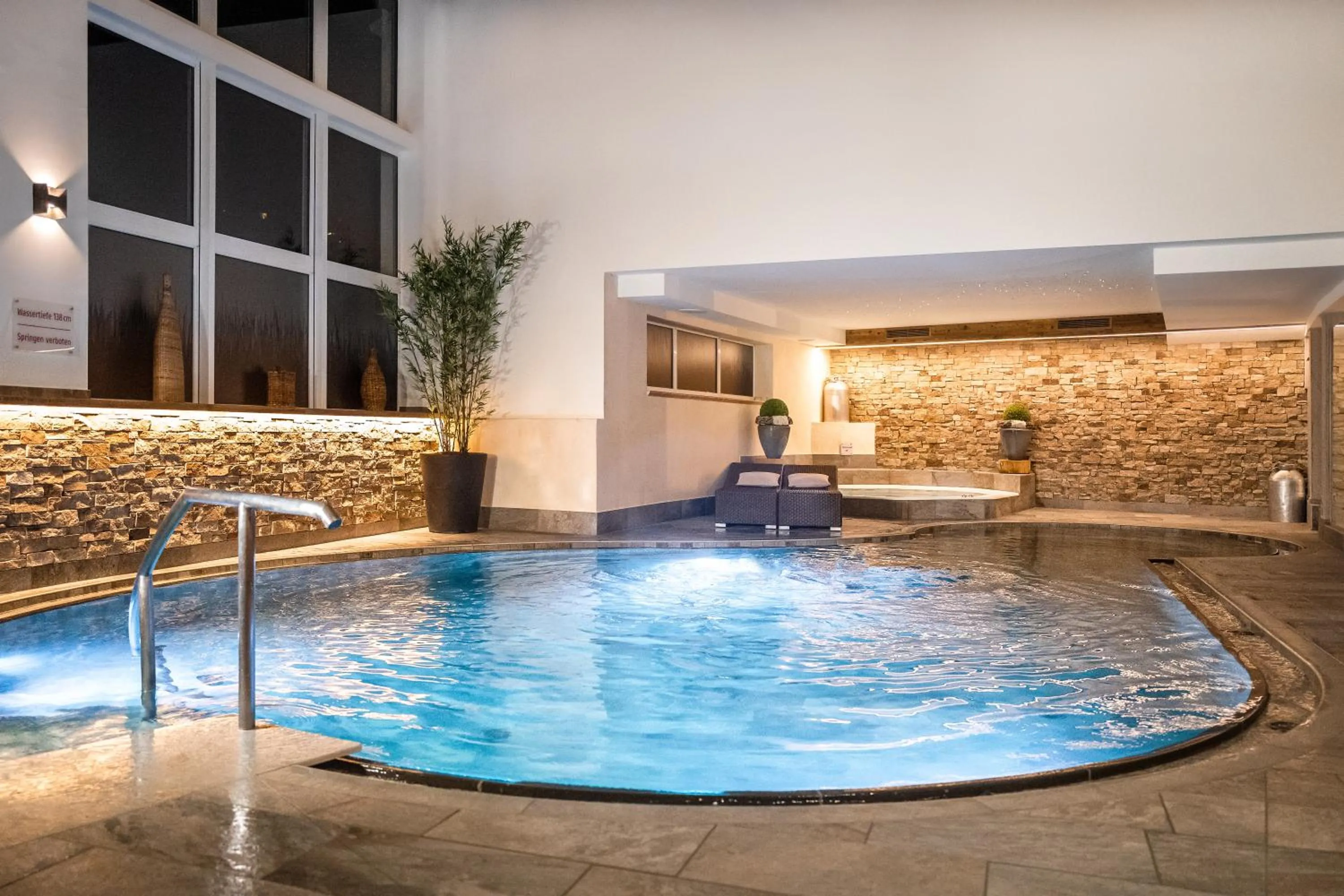 Swimming pool in Vier Jahreszeiten Wellnessresort Achensee