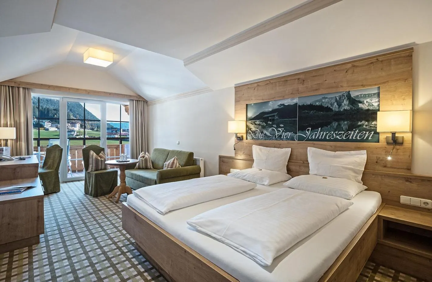 Photo of the whole room, Bed in Vier Jahreszeiten Wellnessresort Achensee