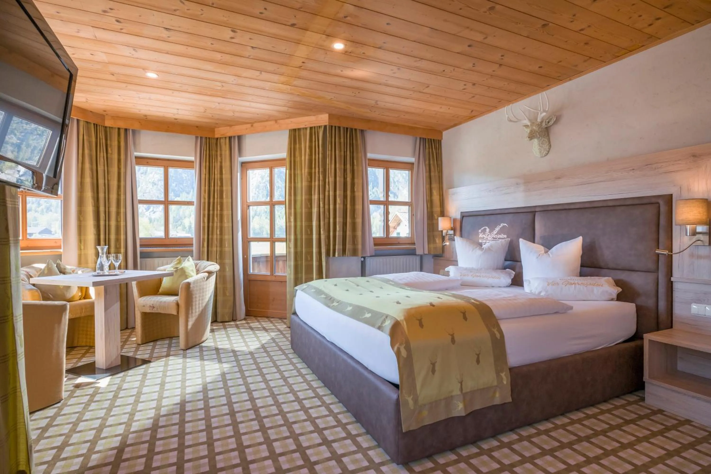 Photo of the whole room, Bed in Vier Jahreszeiten Wellnessresort Achensee