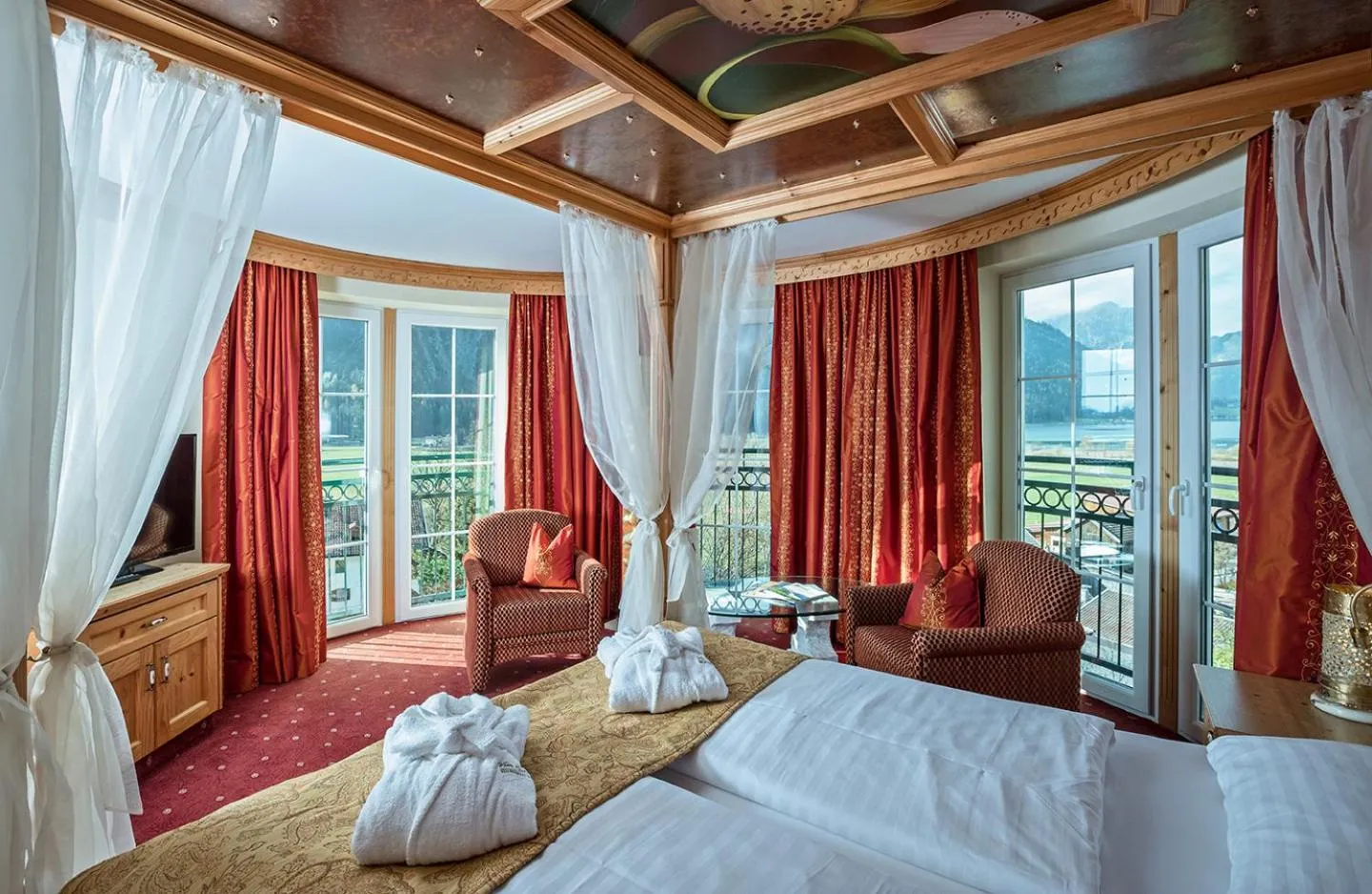 Photo of the whole room, Bed in Vier Jahreszeiten Wellnessresort Achensee