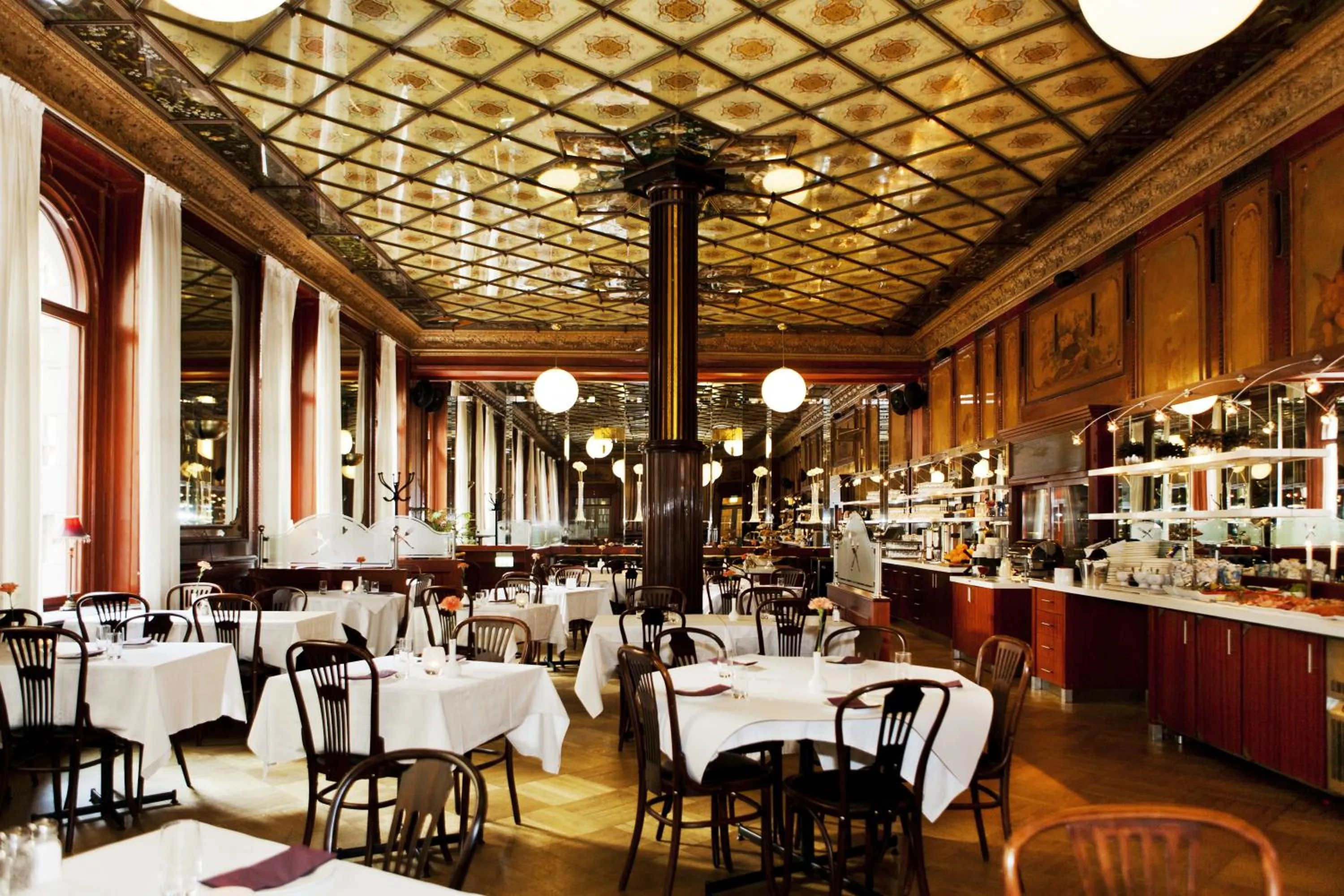 Restaurant/places to eat in Elite Hotel Knaust