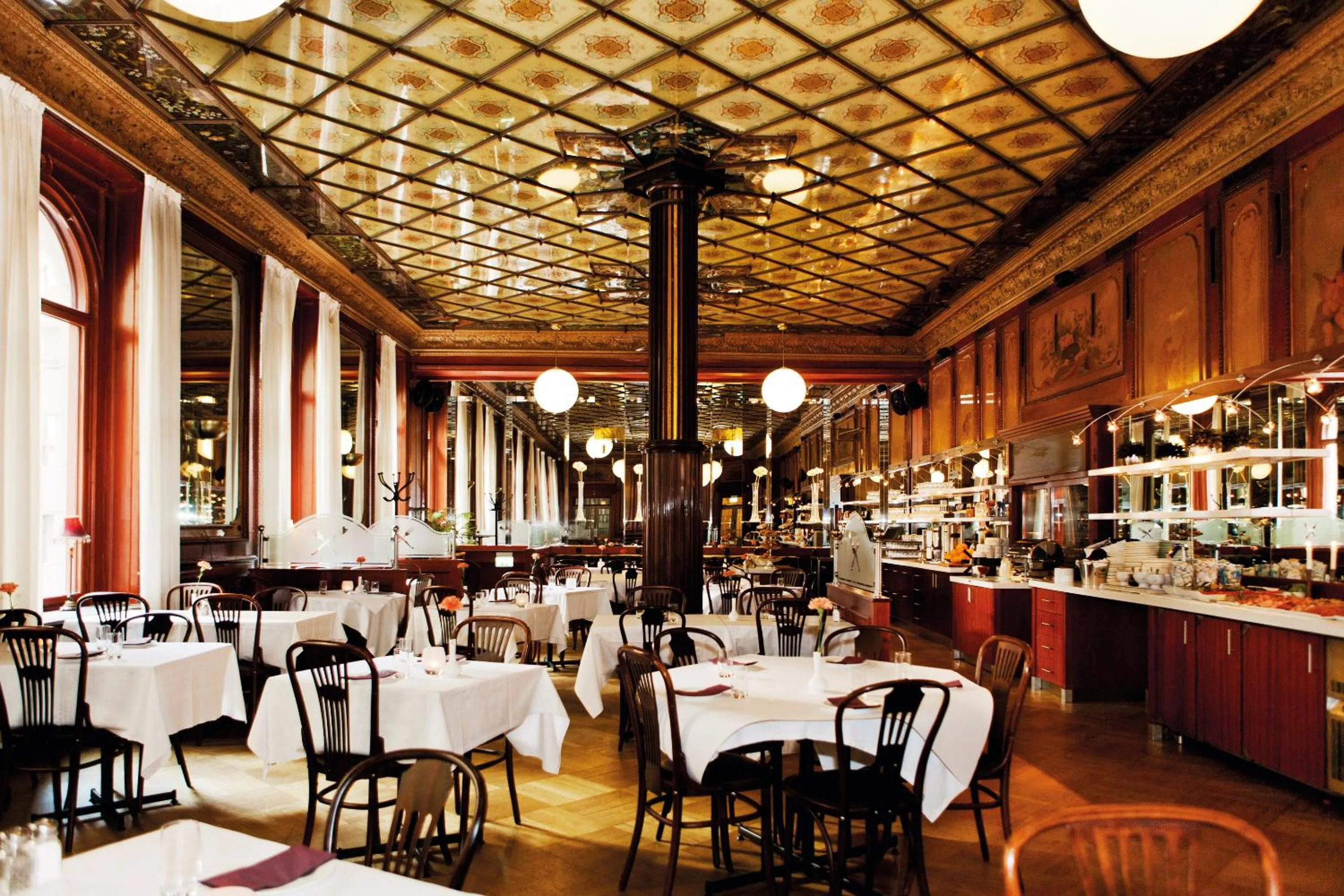 Restaurant/places to eat in Elite Hotel Knaust