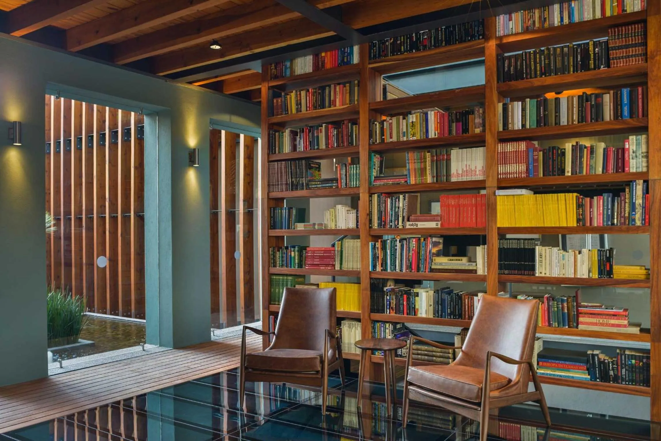 Library in Hotel Criol