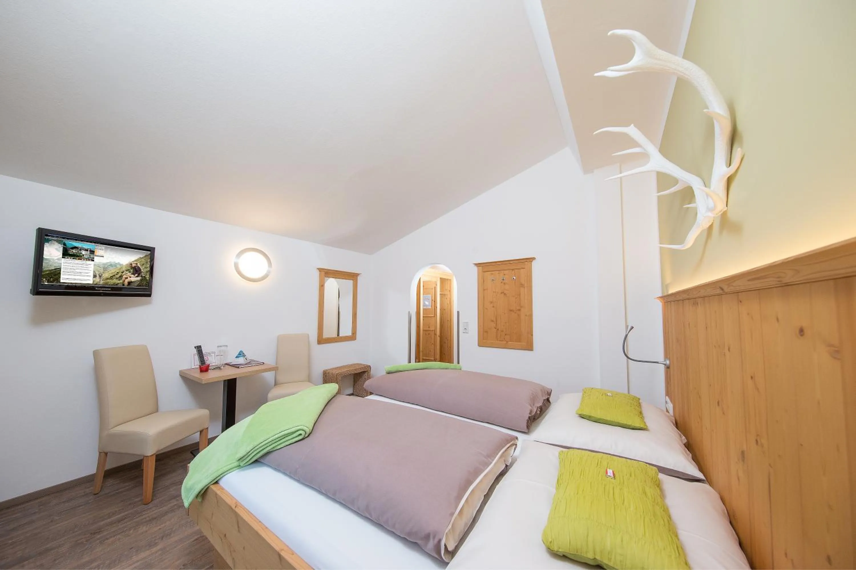Shower, Bed in Comfort Hotel Garni Landhaus Gitti