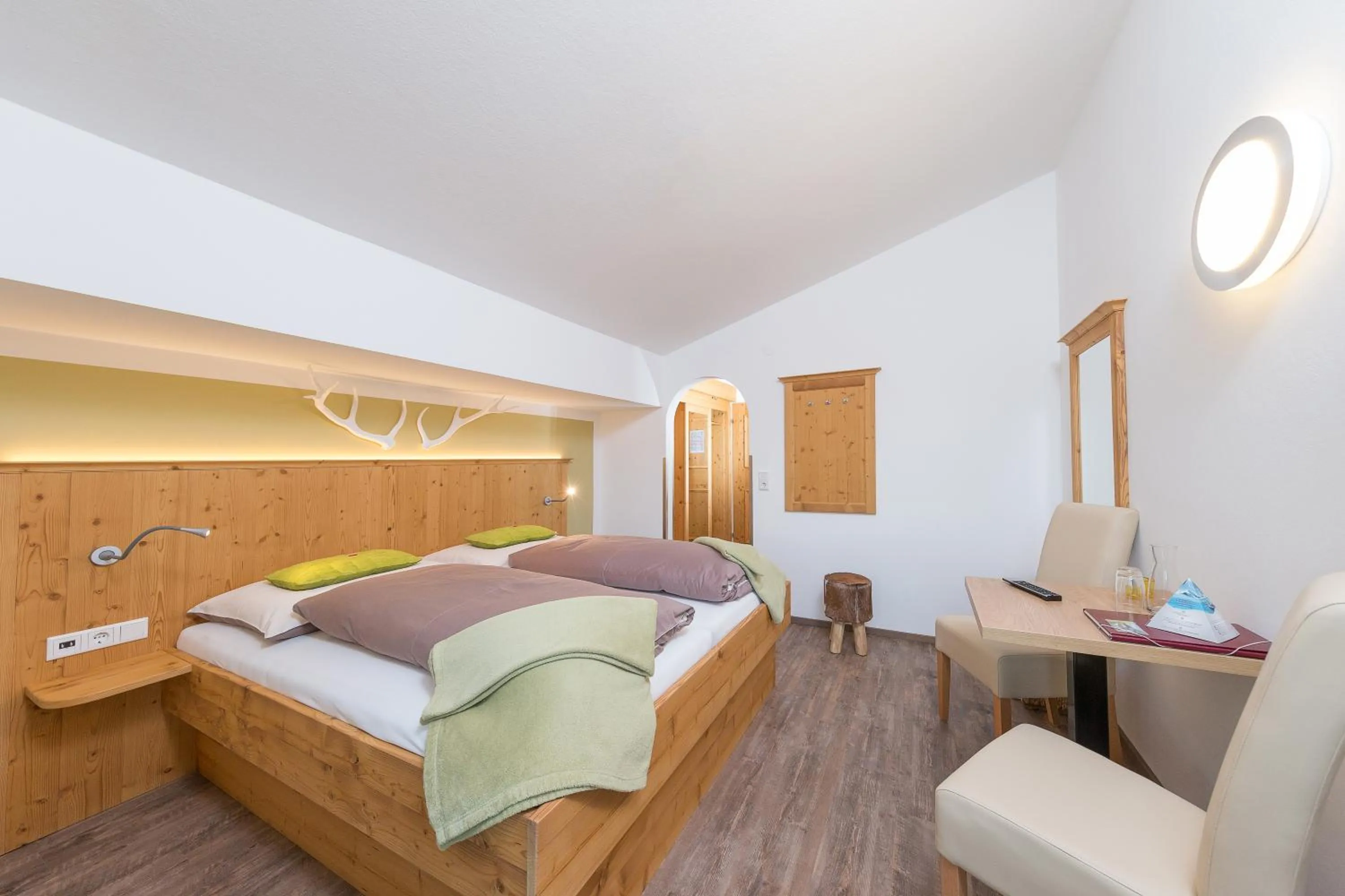 Shower, Bed in Comfort Hotel Garni Landhaus Gitti