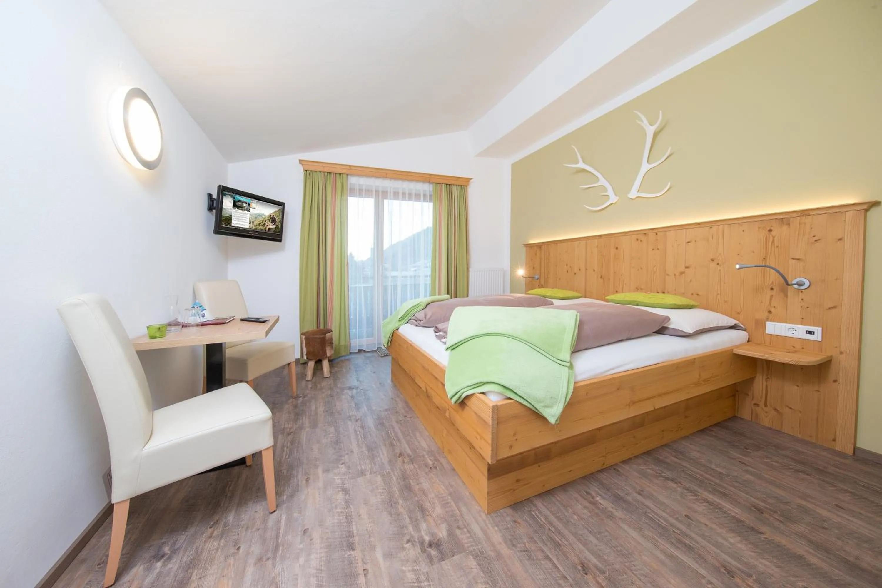 Shower, Bed in Comfort Hotel Garni Landhaus Gitti