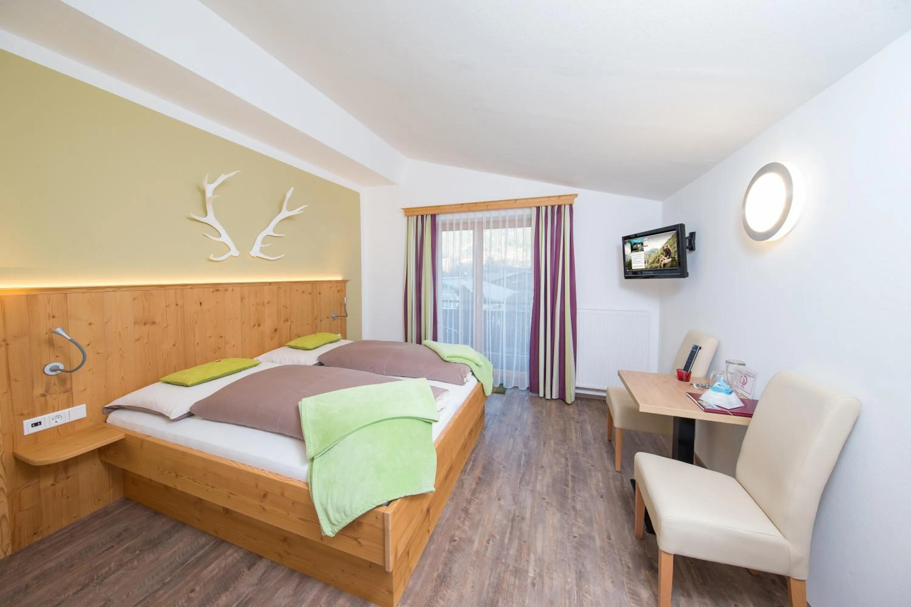 Shower, Bed in Comfort Hotel Garni Landhaus Gitti