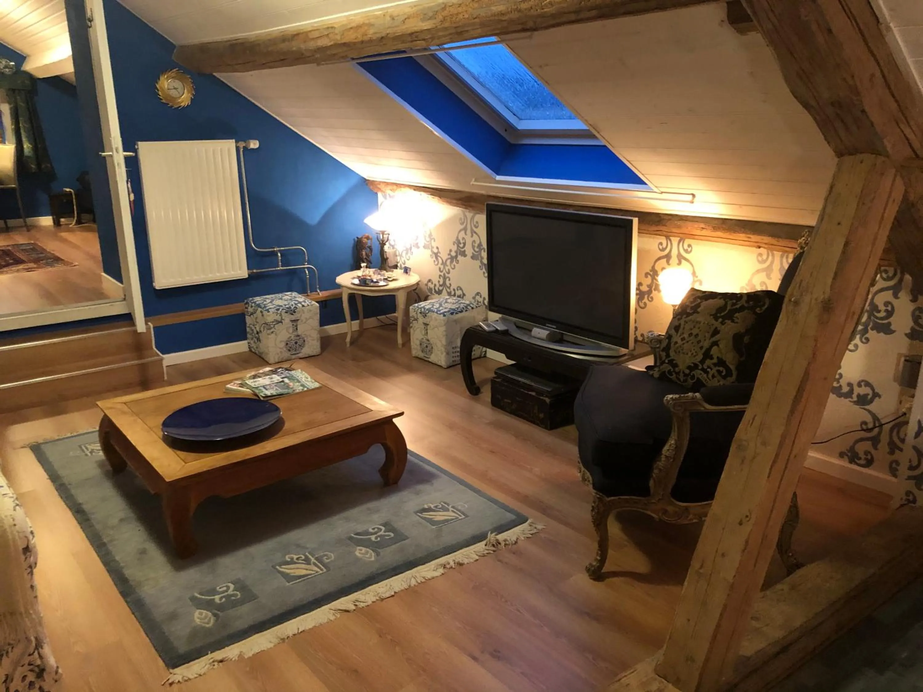 Seating area, Bed in B&B De Eifelhoeve