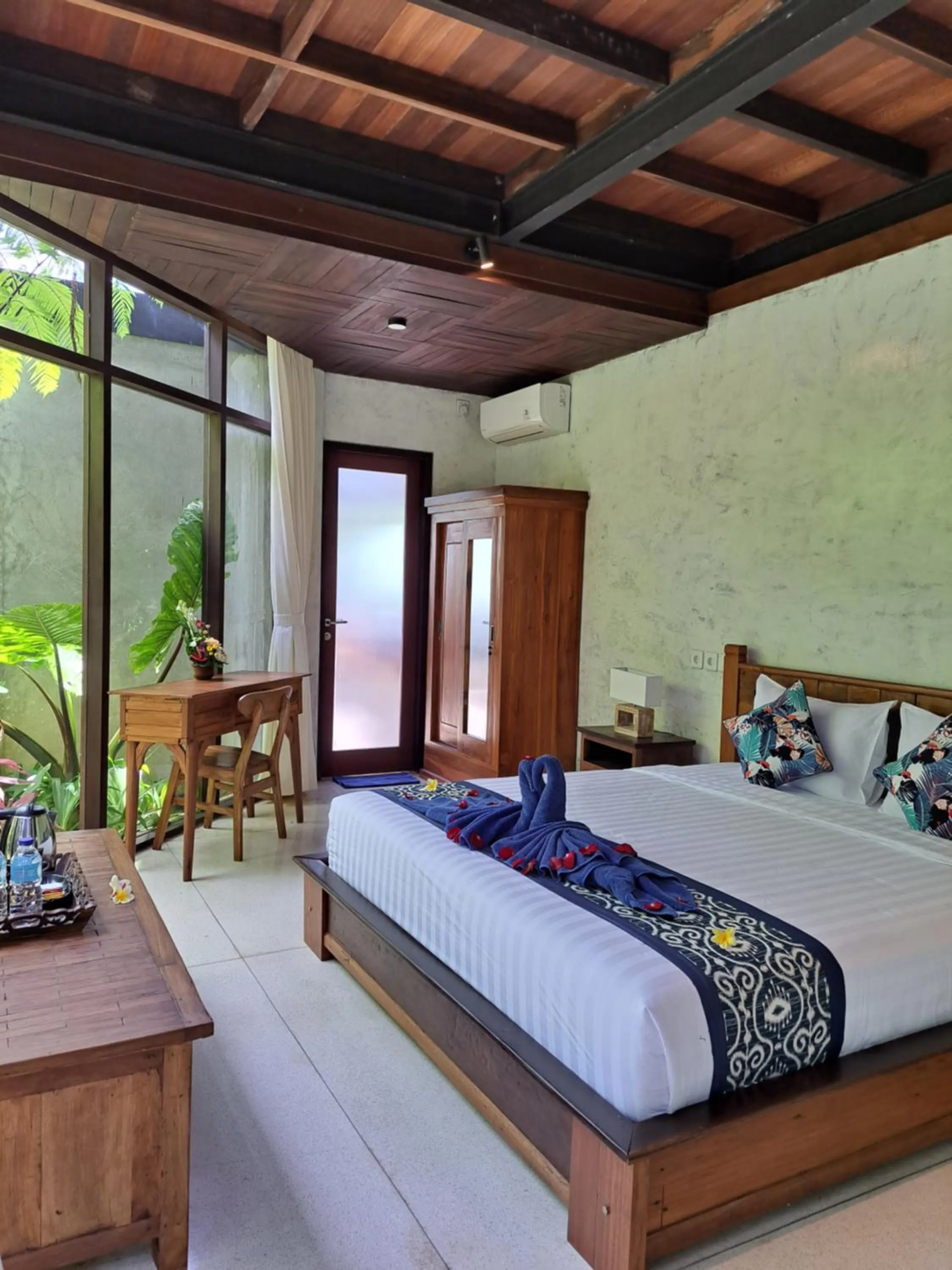 Small Double Room in Green Bird Villa
