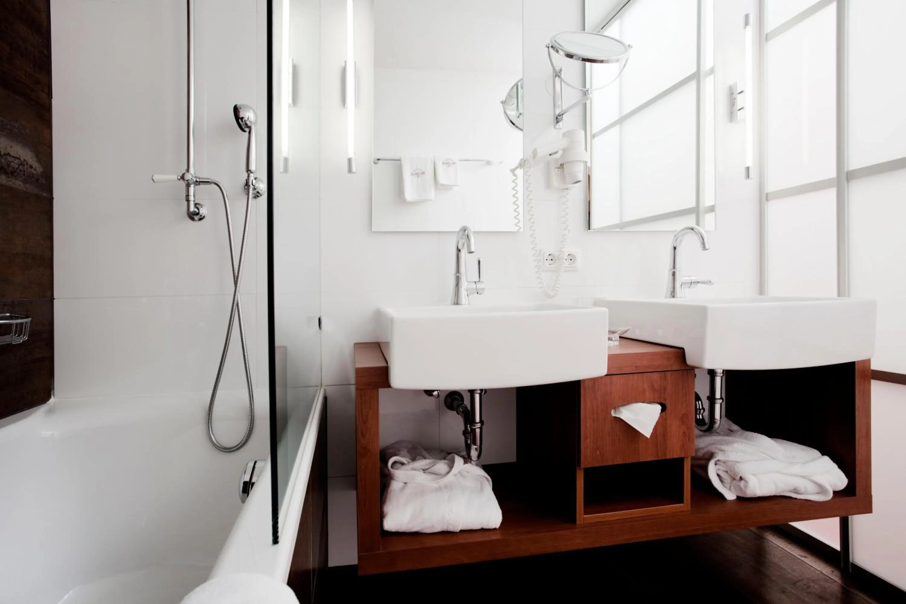 Bathroom, Bed in Sport-Wellnesshotel Bichlhof