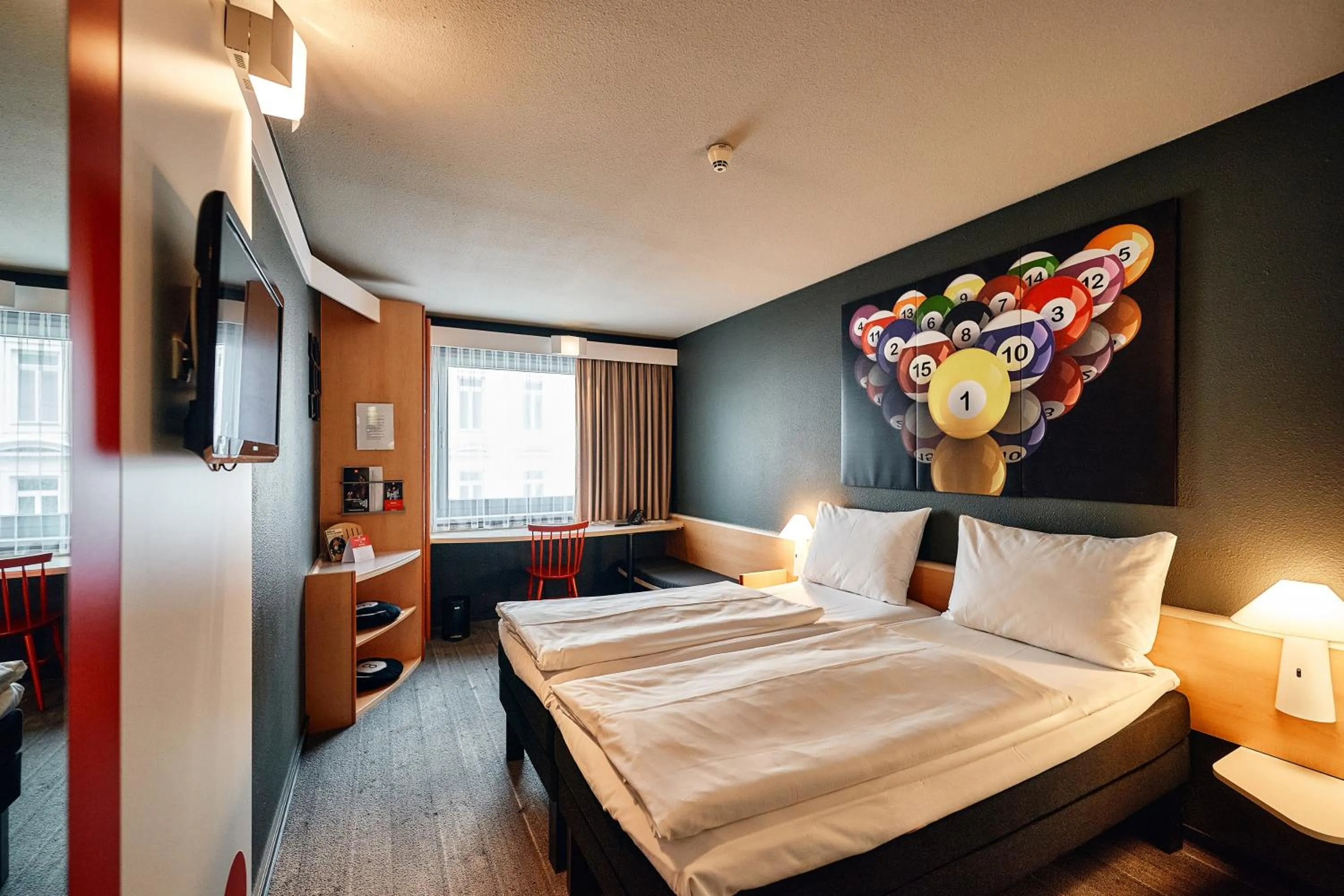 Photo of the whole room, Bed in ibis Wien City