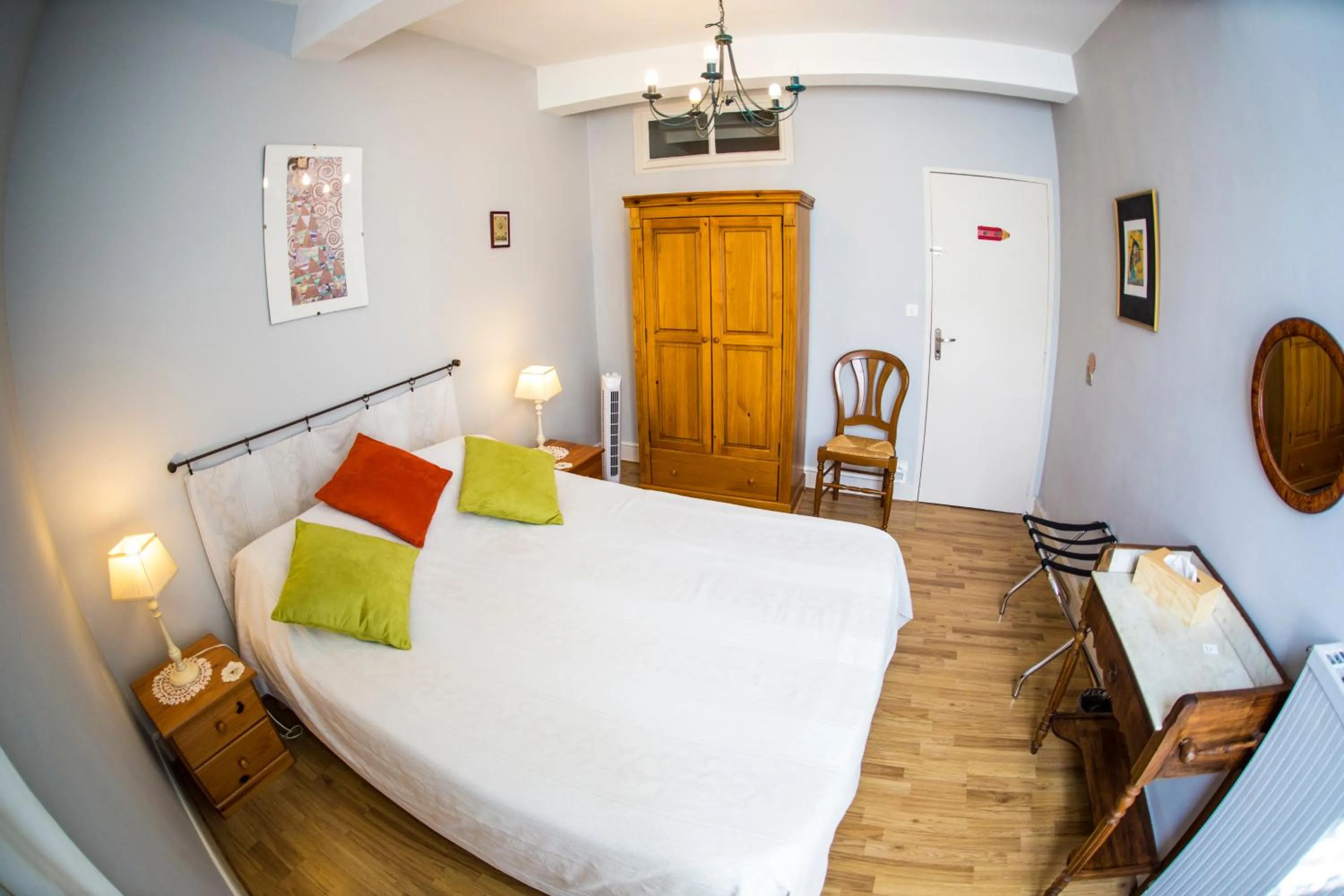 Photo of the whole room, Bed in l'Arche des Chapeliers