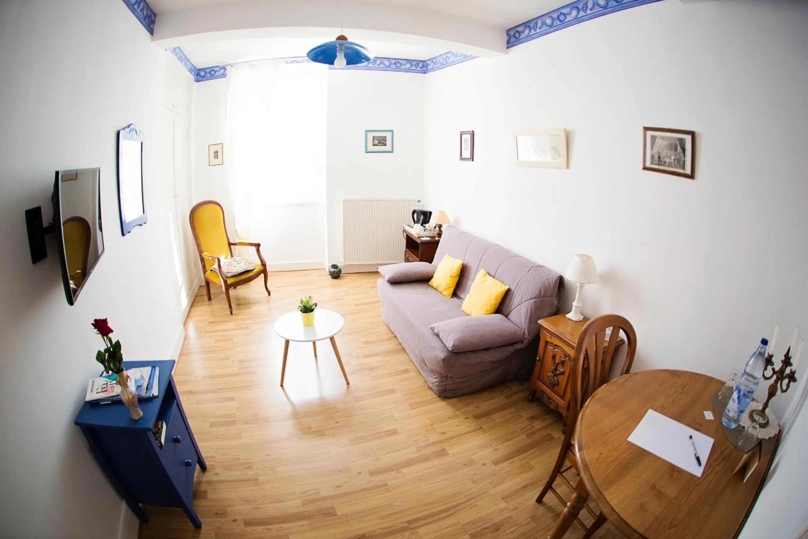 Seating area in l'Arche des Chapeliers