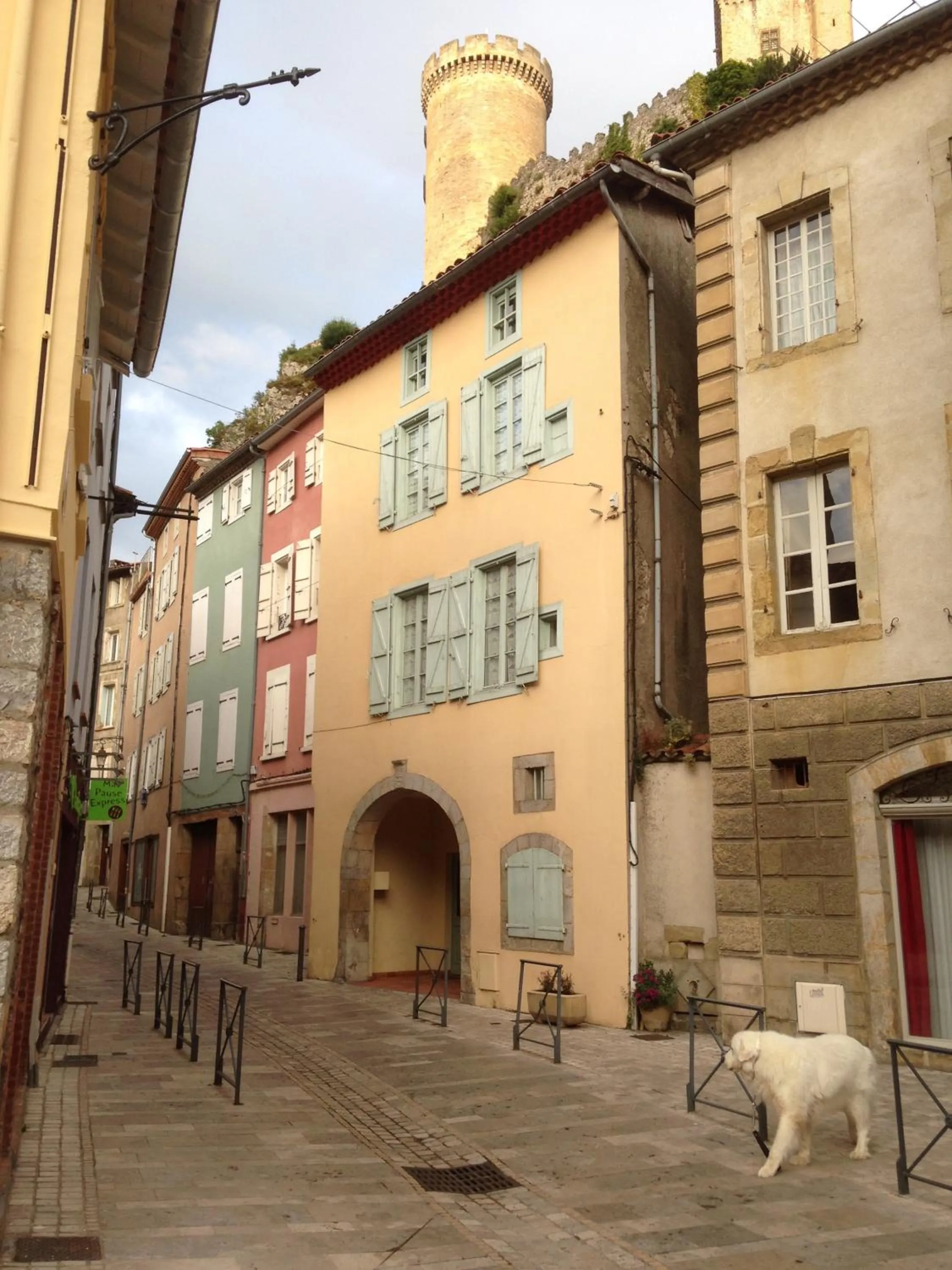 Facade/entrance in l'Arche des Chapeliers