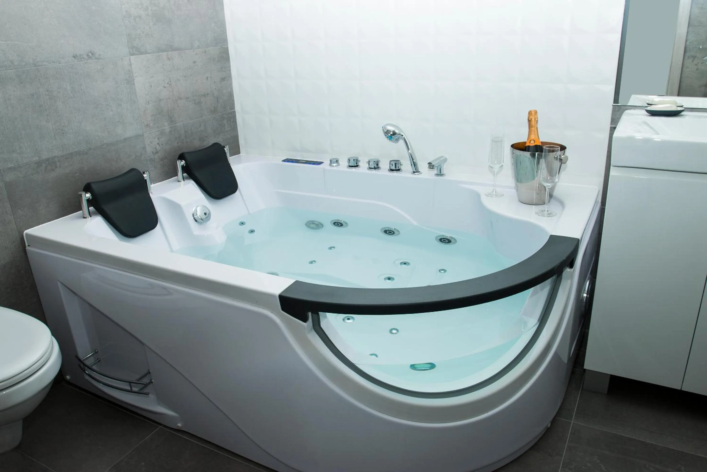 Hot Tub in Leo Apartments Main Square