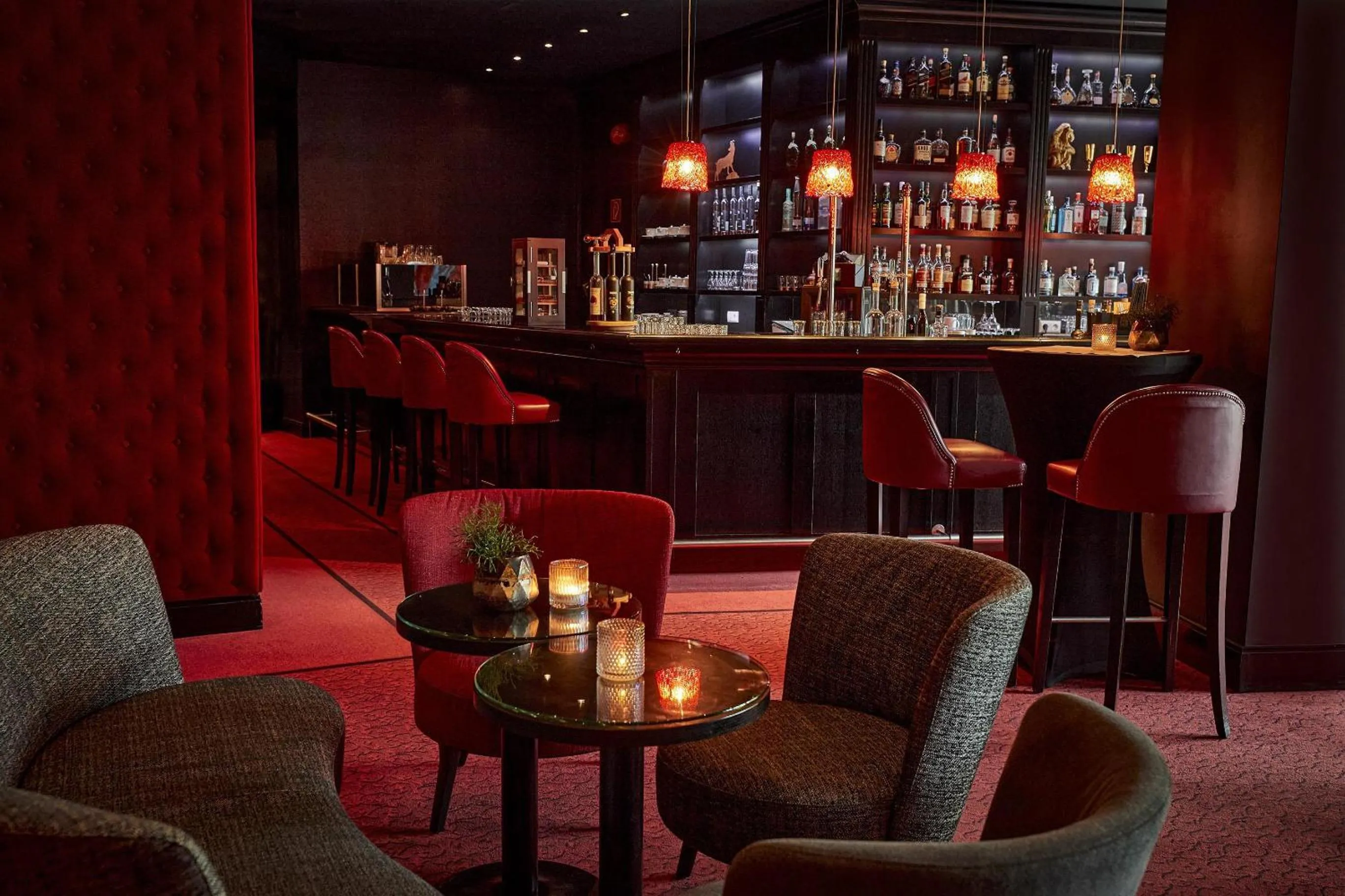 Lounge or bar in Kempinski Hotel Das Tirol