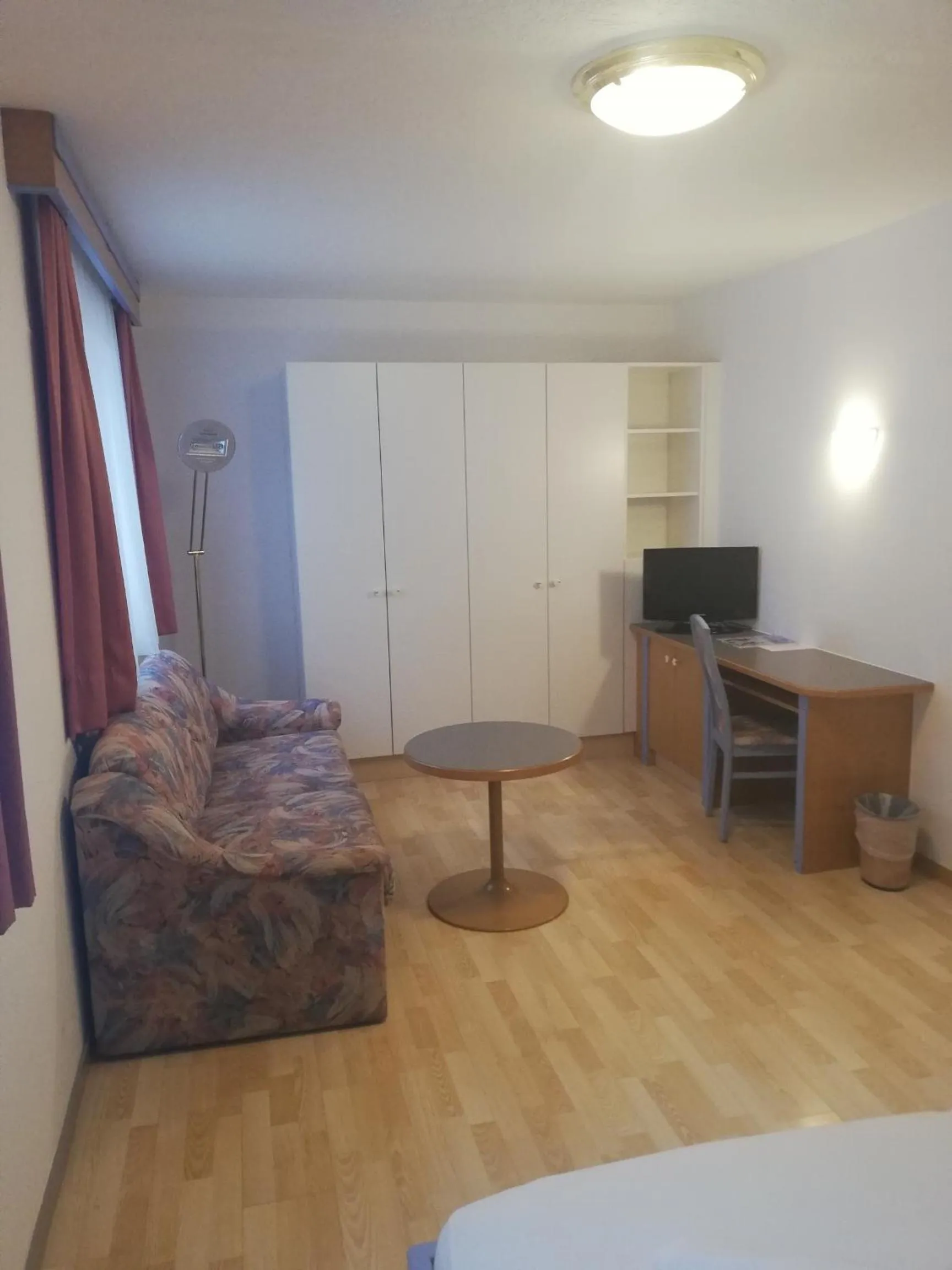 Seating area, Bed in Hotel Das Zentrum