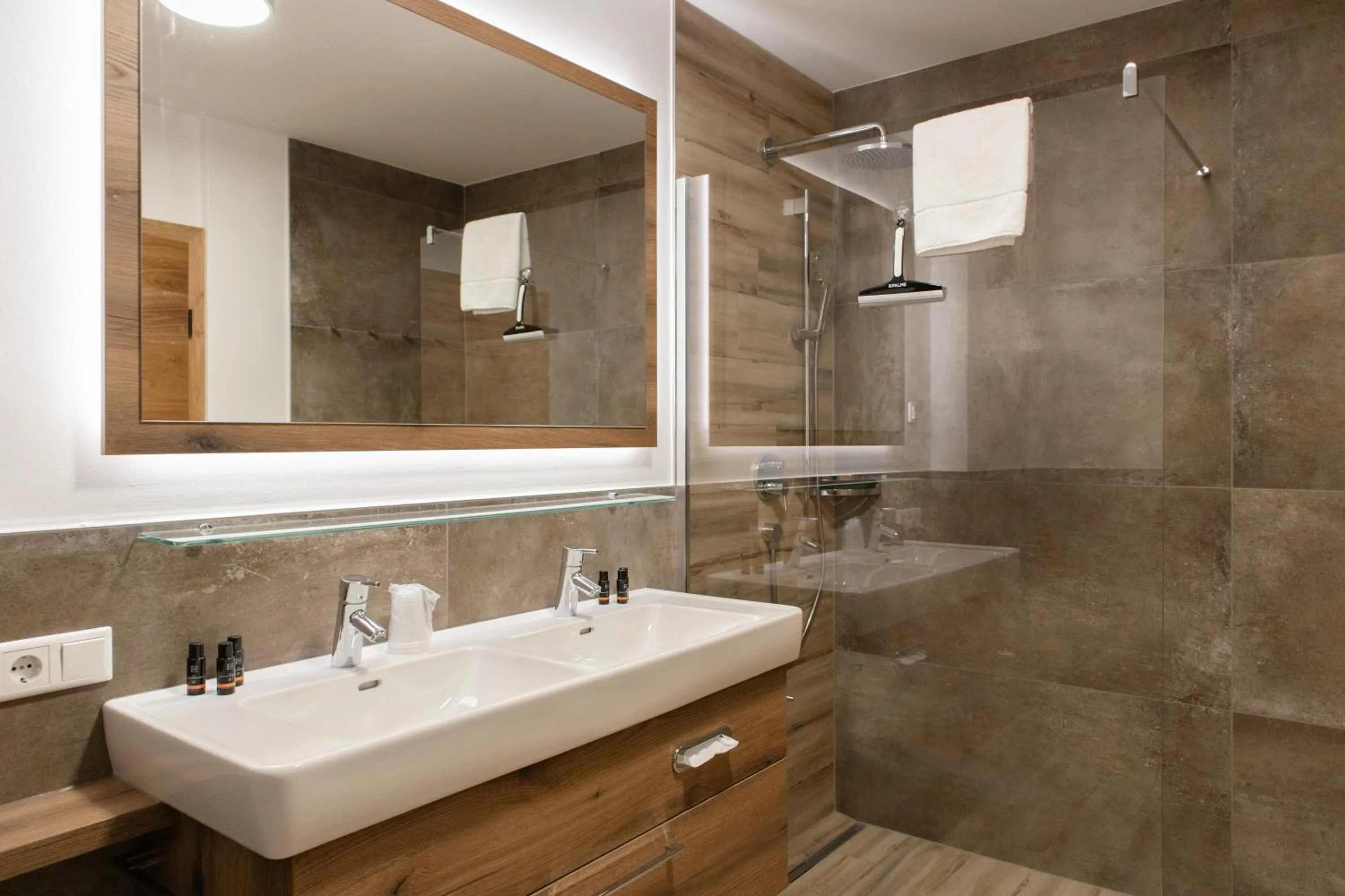 Shower in AvenidA Style Appartements by Alpin Rentals