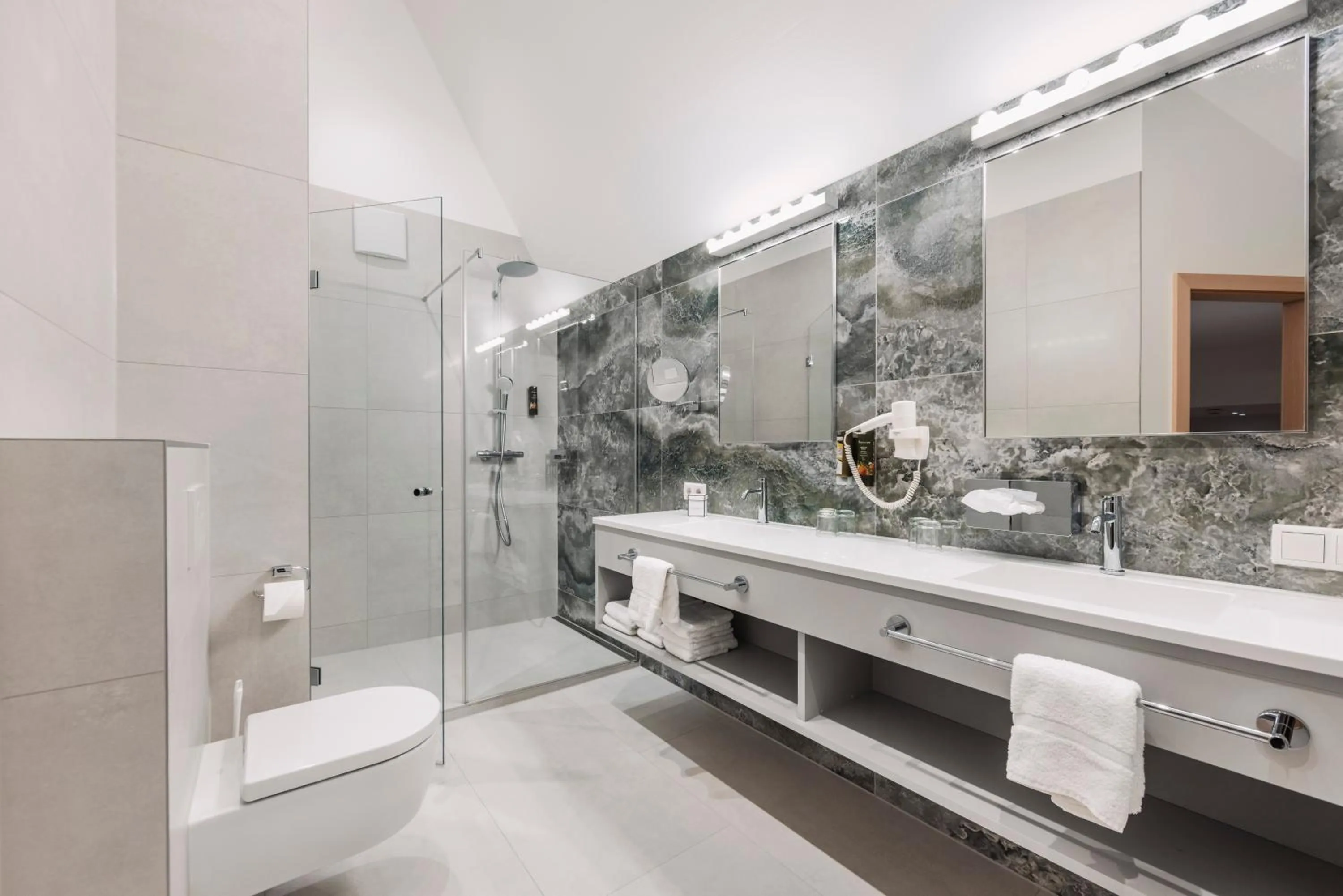 Shower in Hotel Dominic