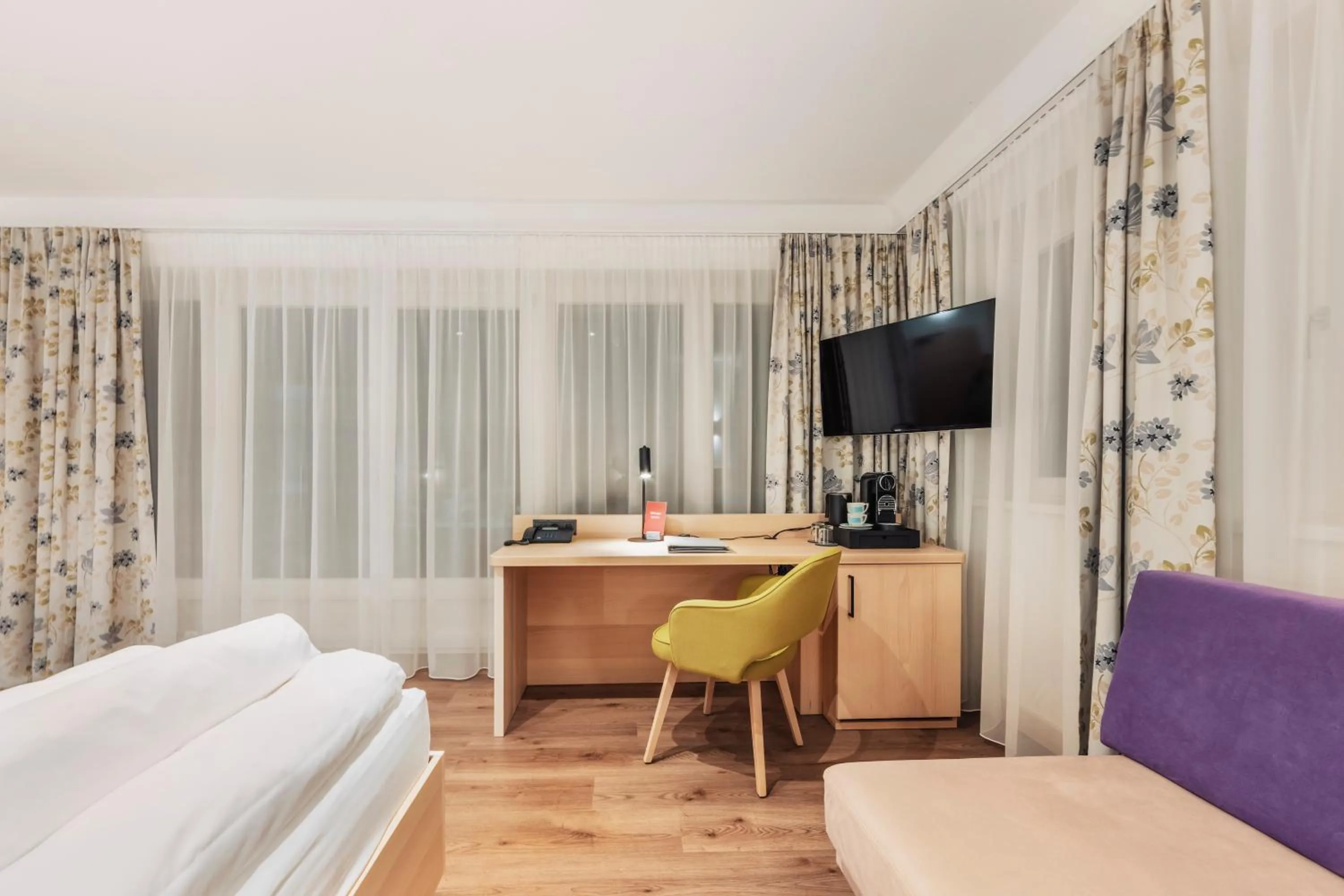 TV and multimedia, Bed in Hotel Dominic