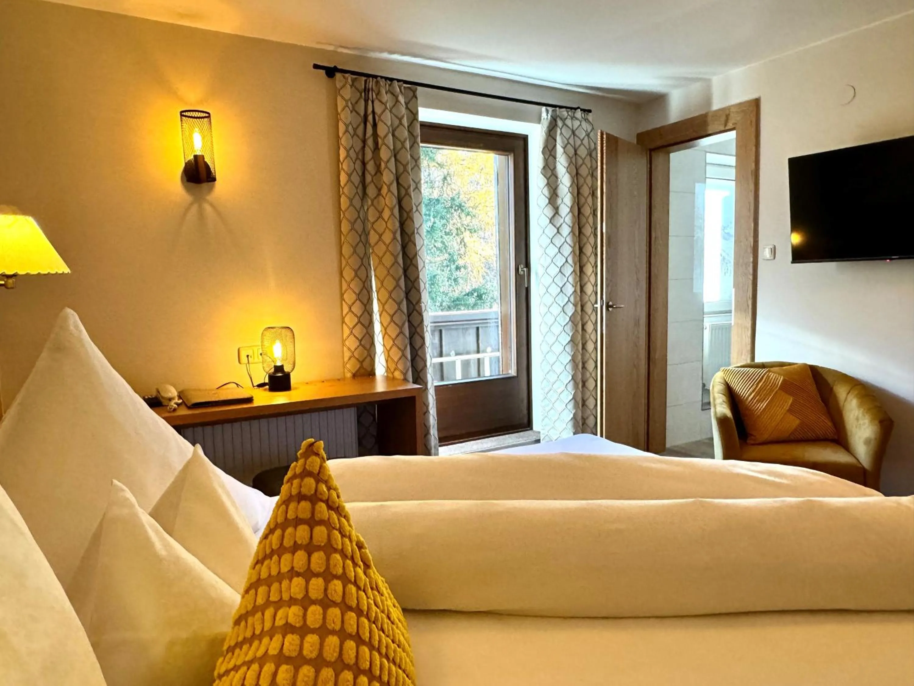 Photo of the whole room, Bed in Hotel Dr Otto Murr B&B