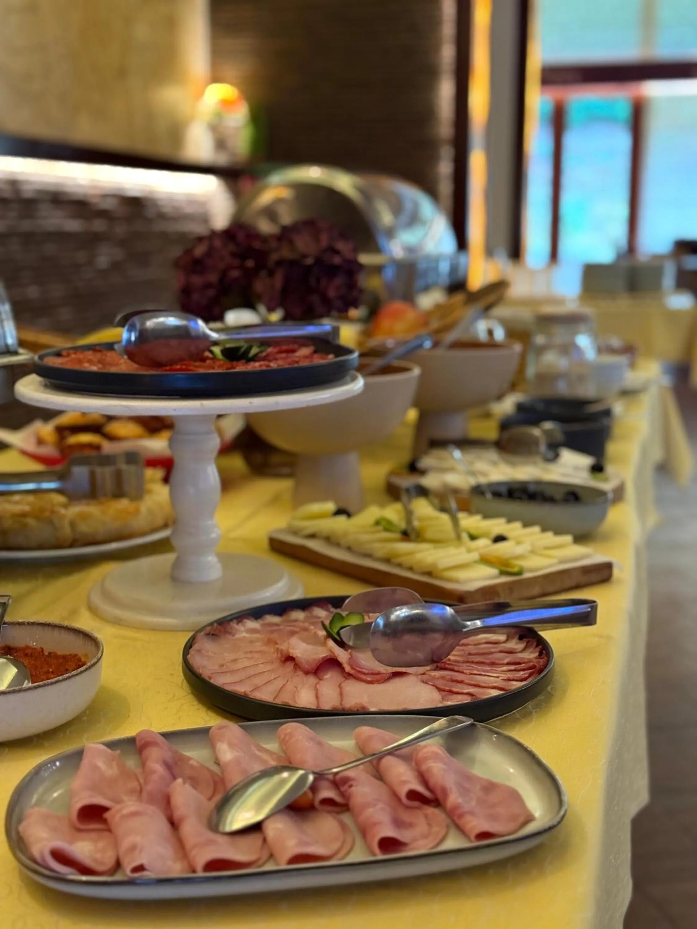 Restaurant/places to eat in Hotel Happy