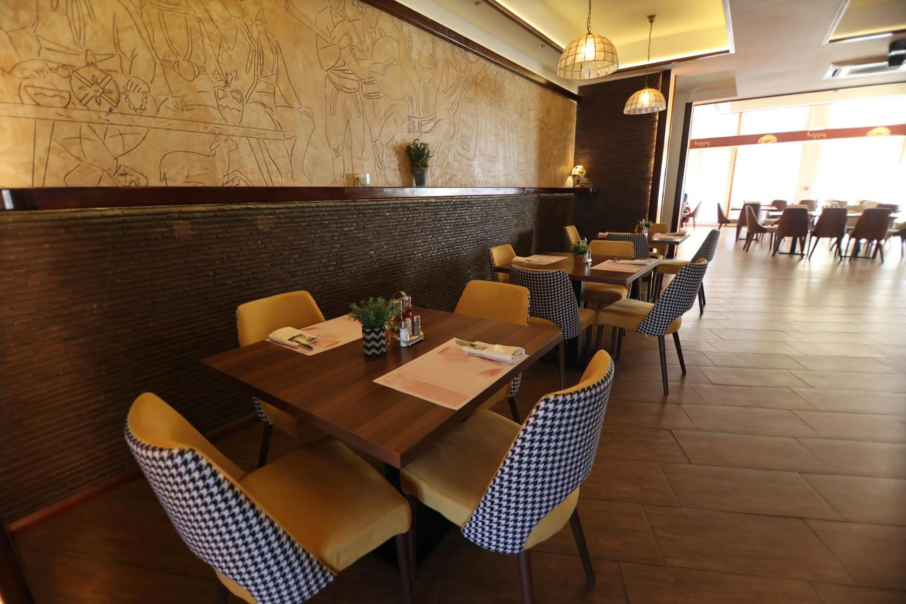 Restaurant/places to eat in Hotel Happy