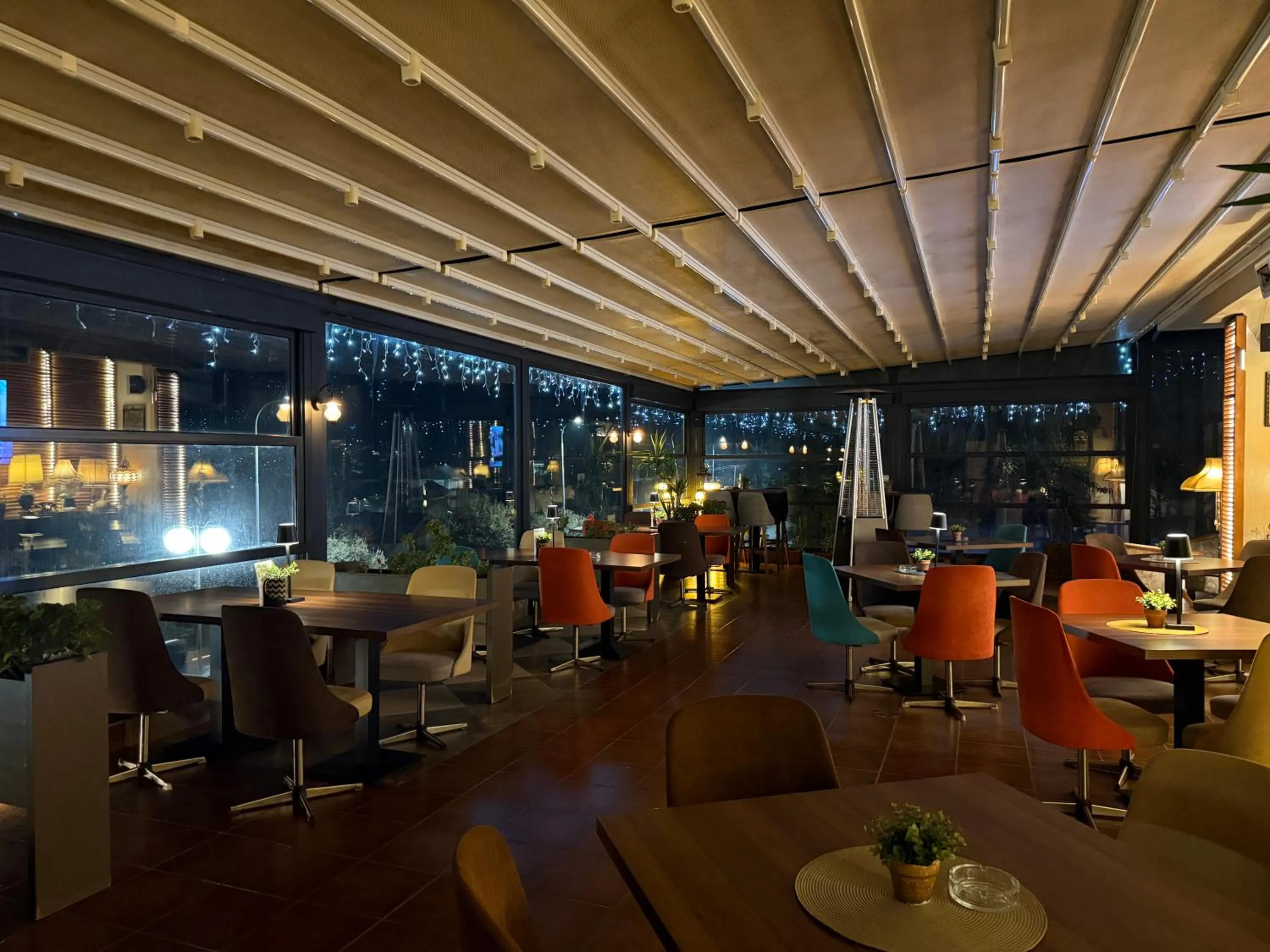 Restaurant/places to eat in Hotel Happy