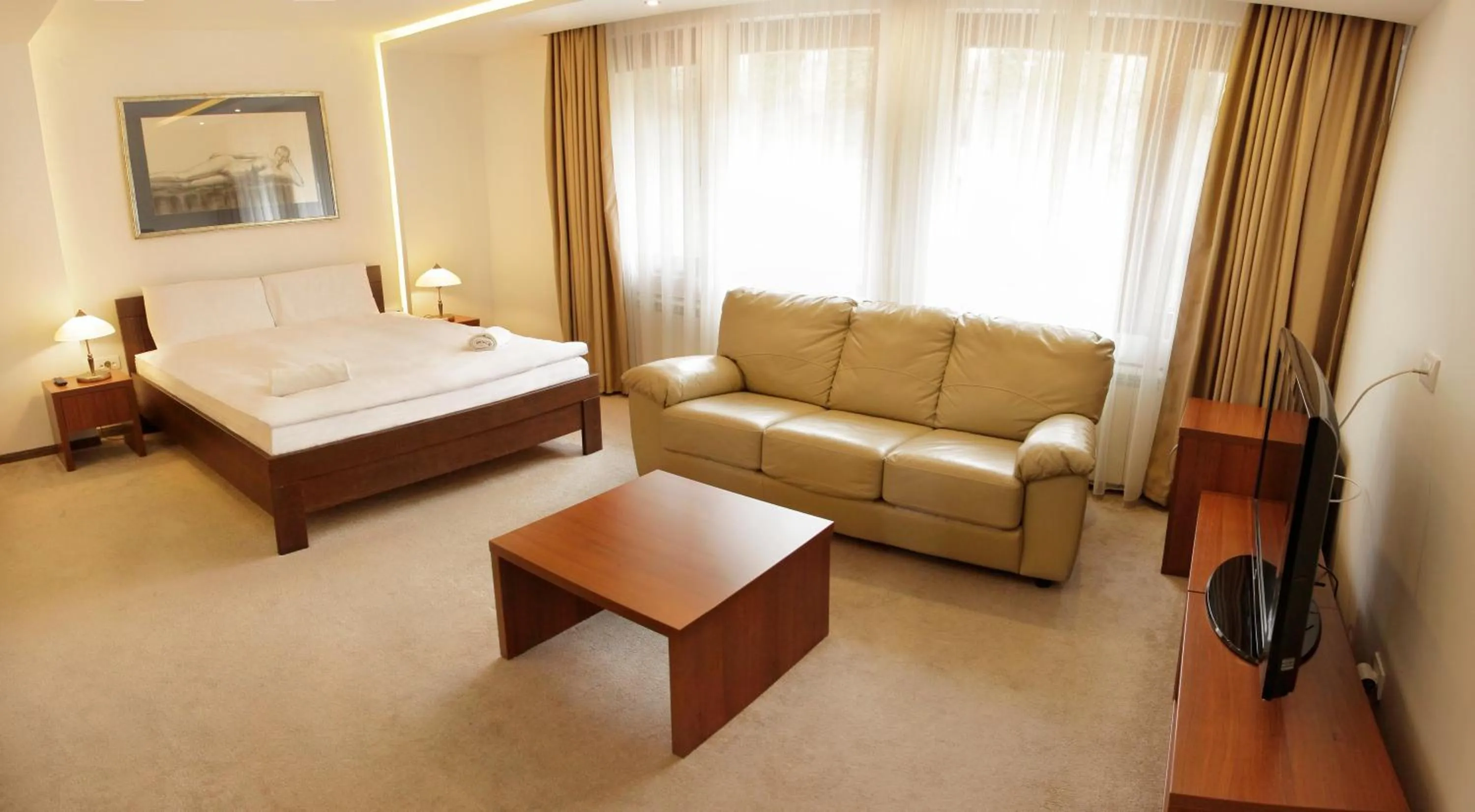 Living room, Bed in Hotel Happy