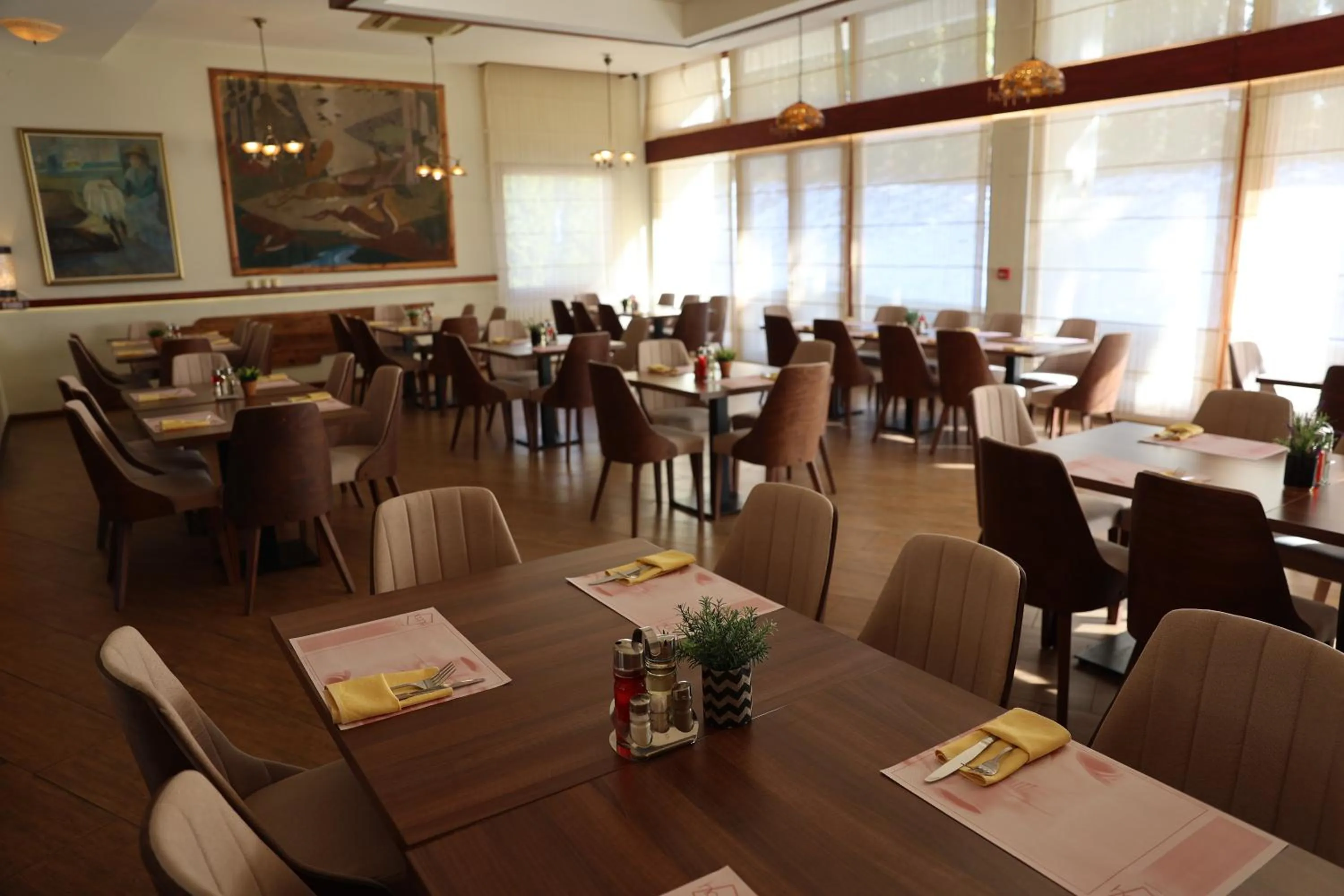 Restaurant/places to eat in Hotel Happy