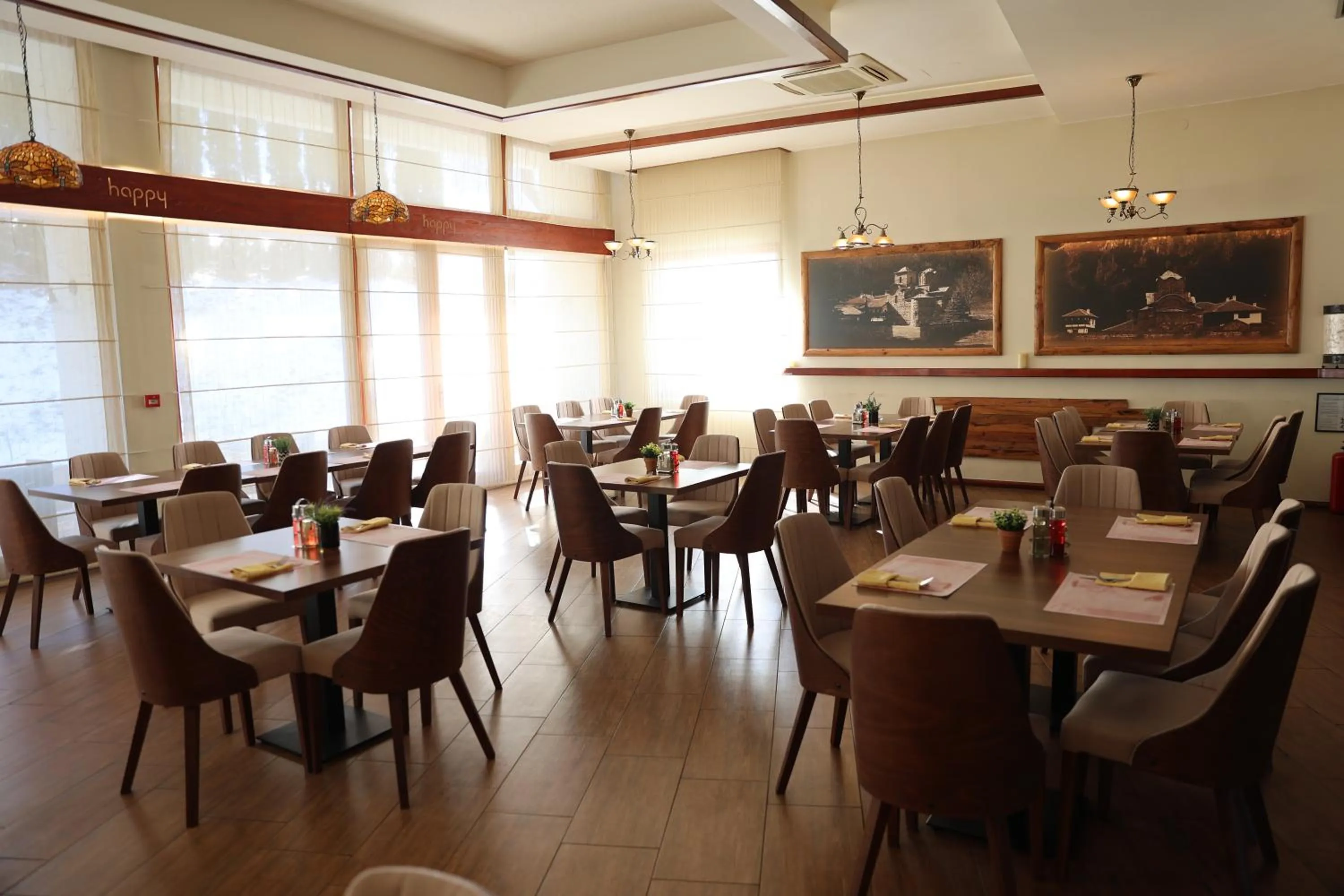 Restaurant/places to eat in Hotel Happy