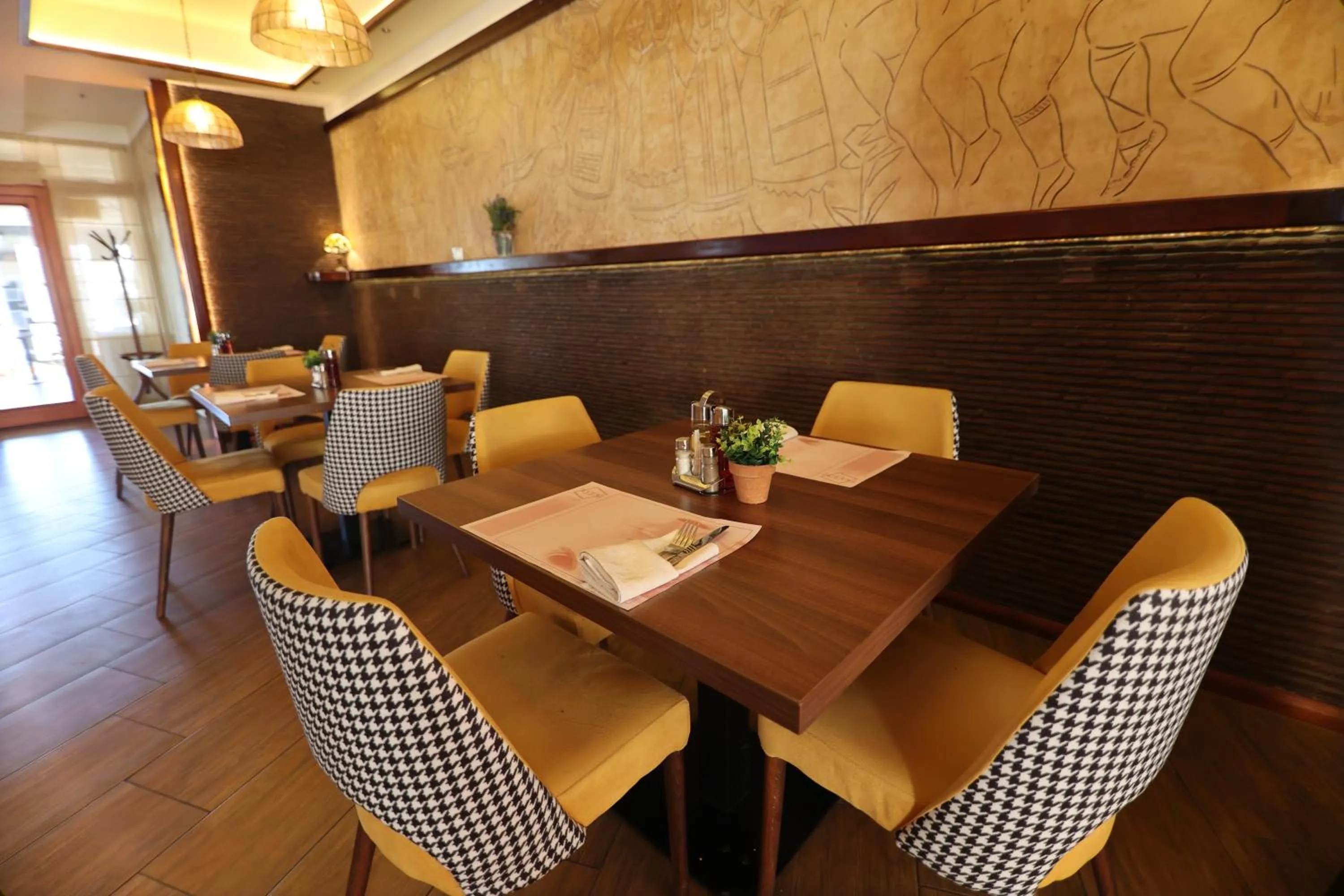 Restaurant/places to eat in Hotel Happy