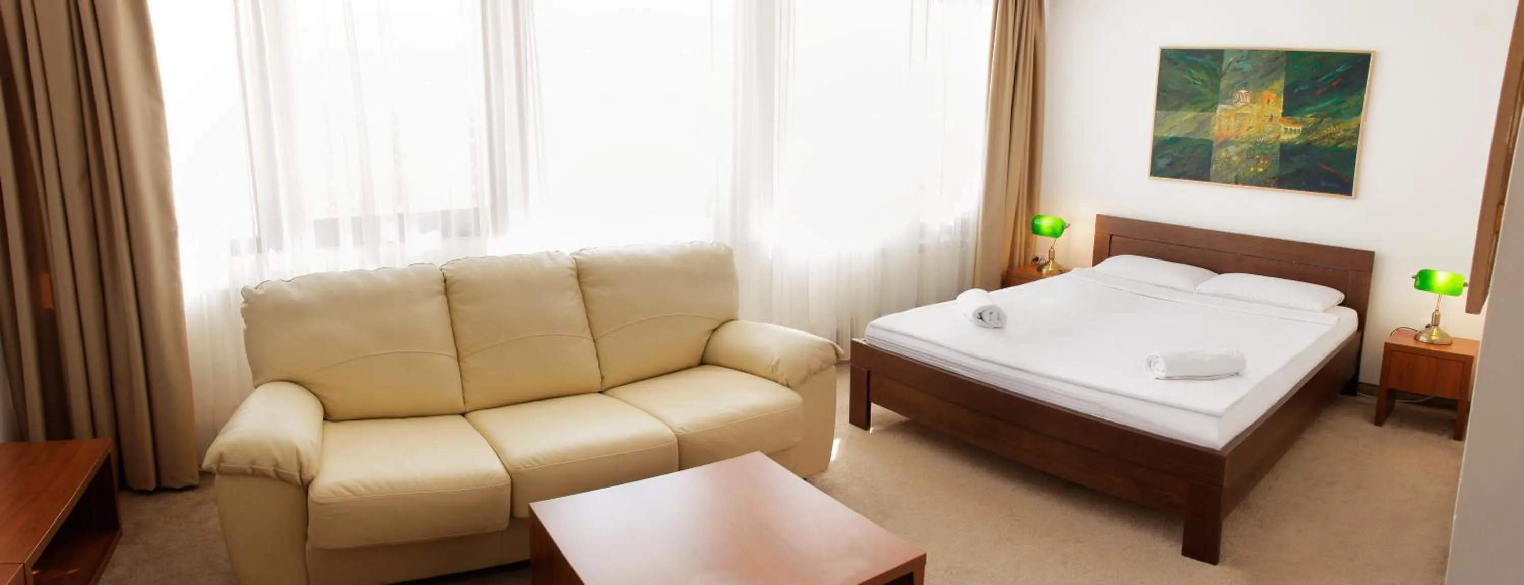 Seating area, Bed in Hotel Happy