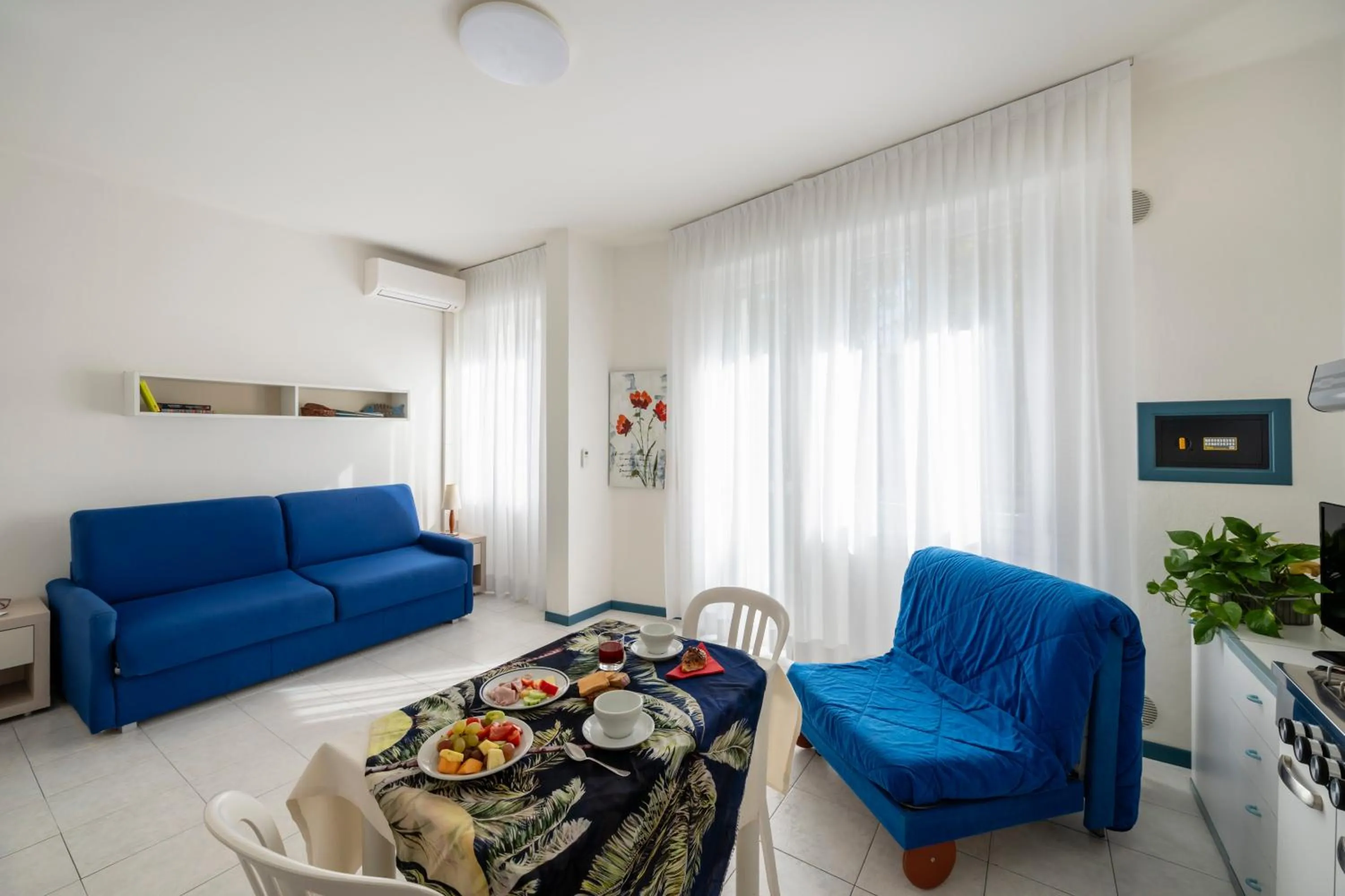 TV and multimedia in Aparthotel Pineda