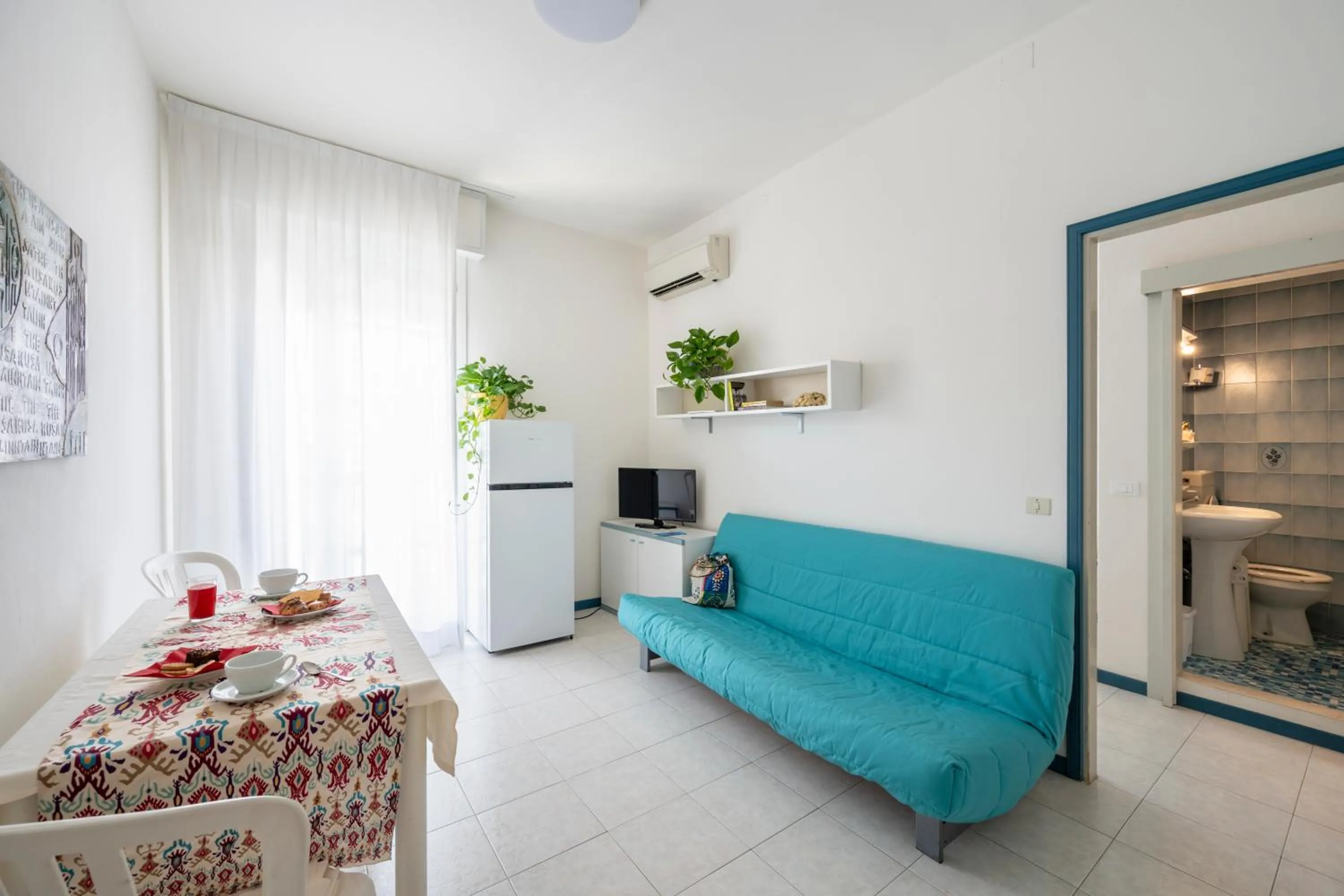 TV and multimedia in Aparthotel Pineda