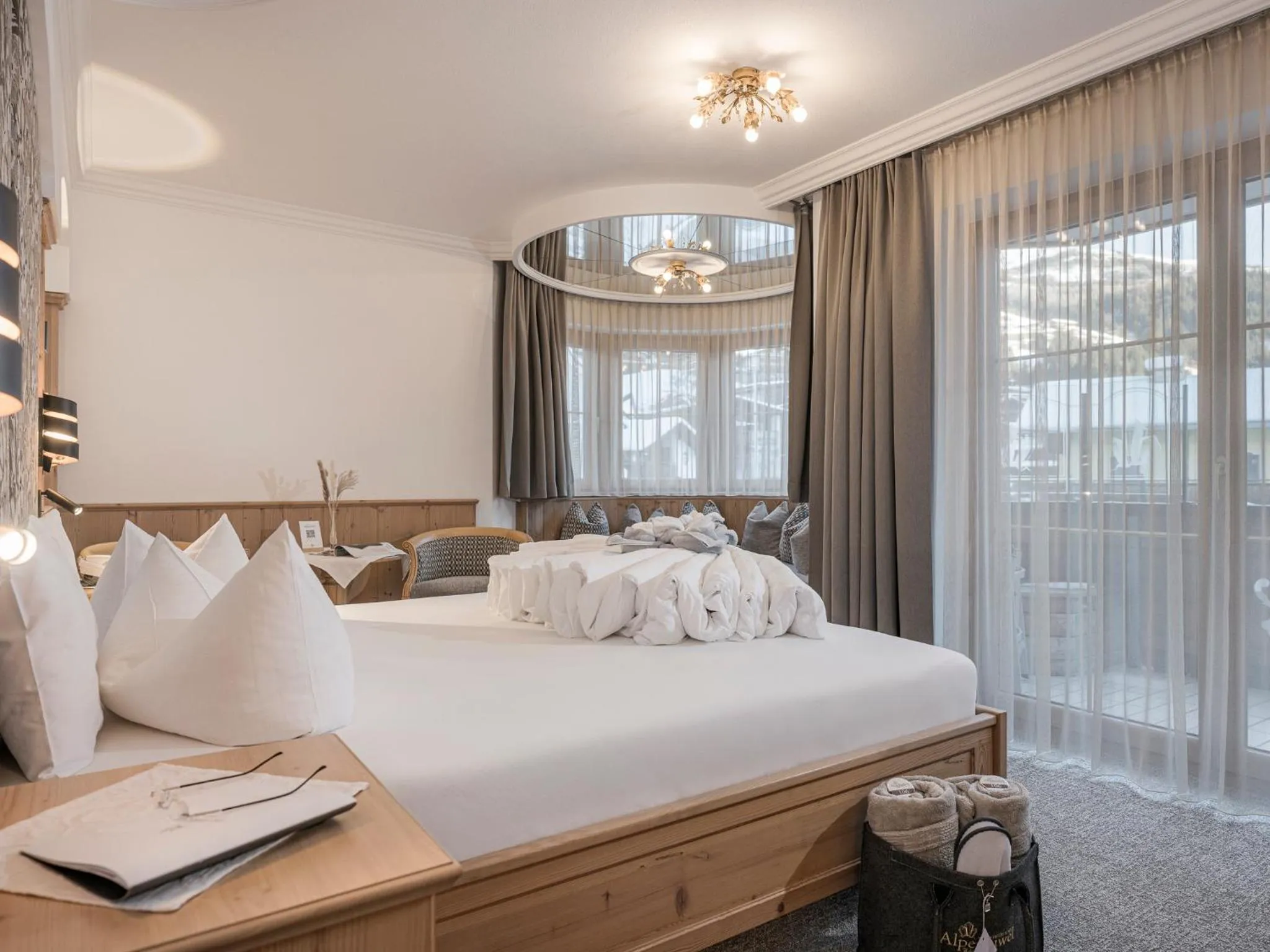 Photo of the whole room, Bed in Hotel Alpenjuwel 4 Sterne Superior