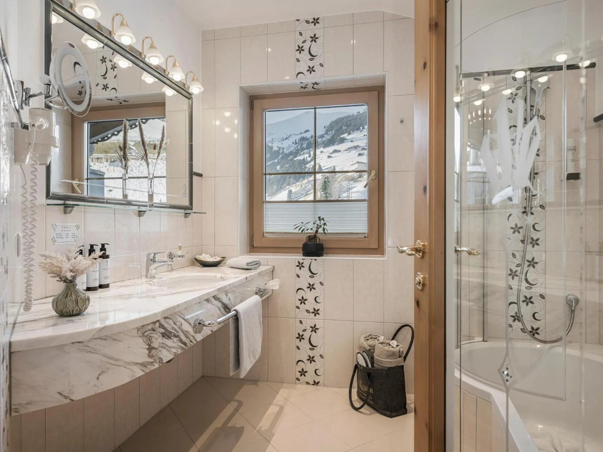 Photo of the whole room in Hotel Alpenjuwel 4 Sterne Superior