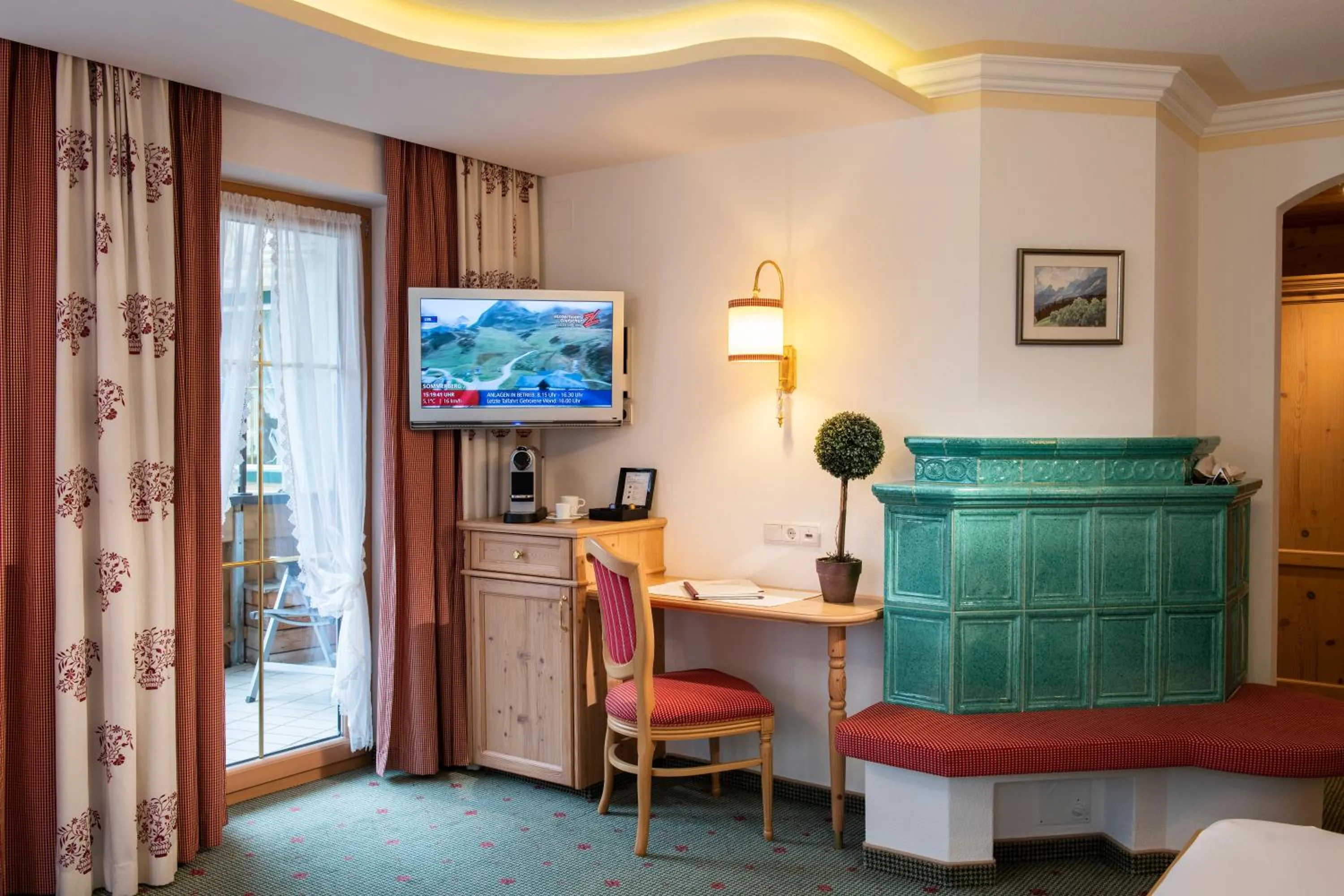 Photo of the whole room in Hotel Alpenjuwel 4 Sterne Superior