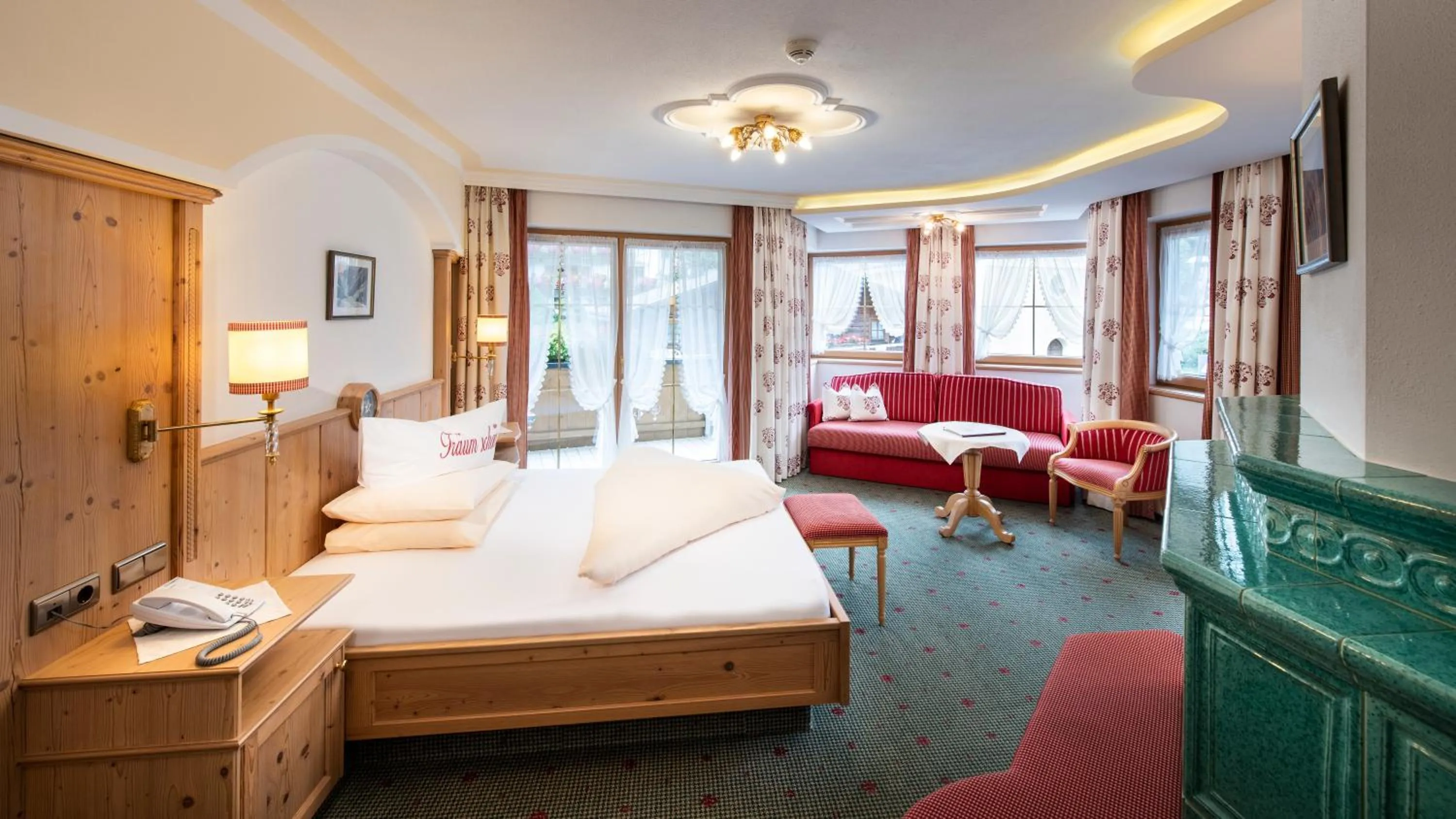 Photo of the whole room, Bed in Hotel Alpenjuwel 4 Sterne Superior