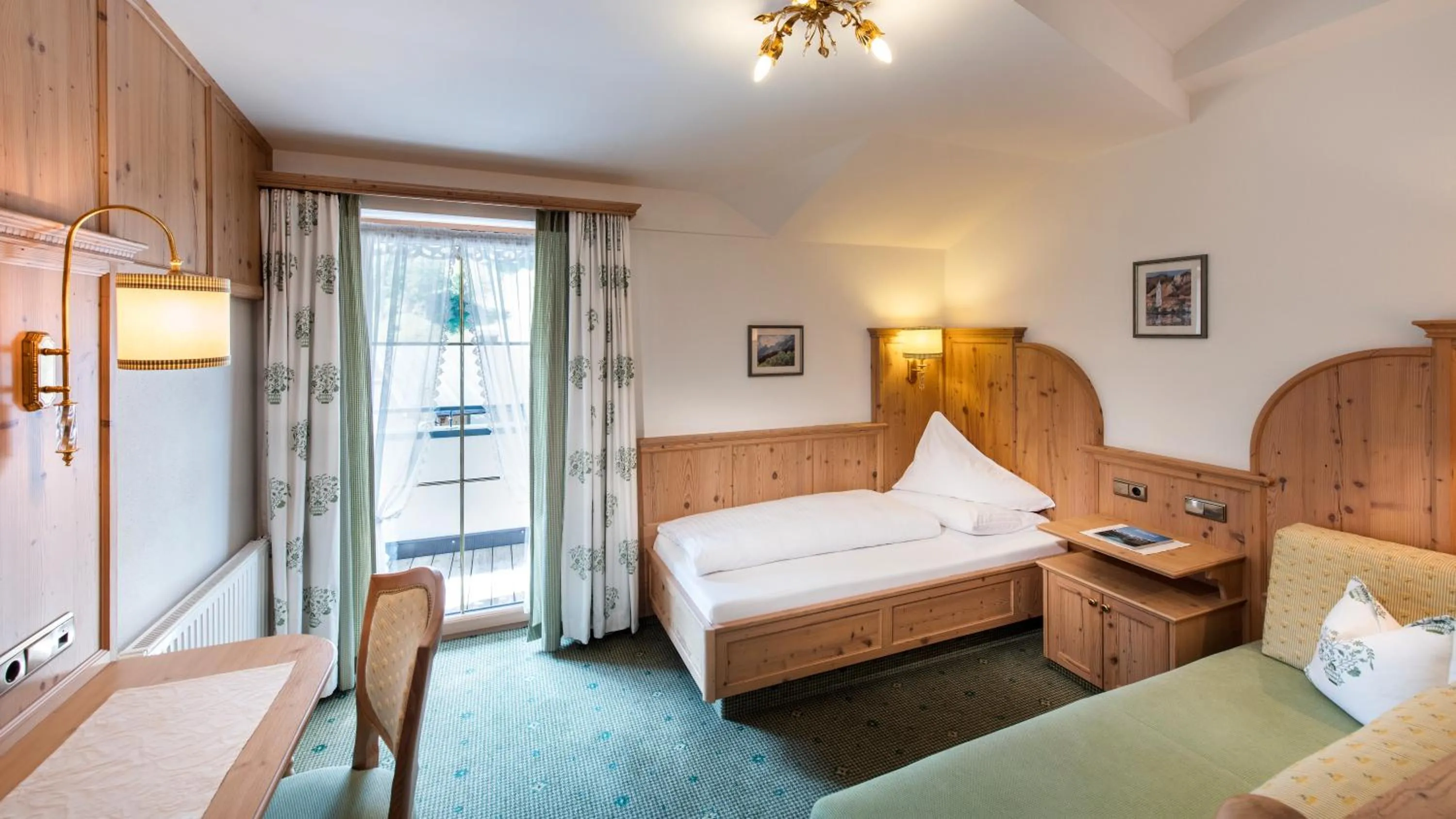 Photo of the whole room, Bed in Hotel Alpenjuwel 4 Sterne Superior