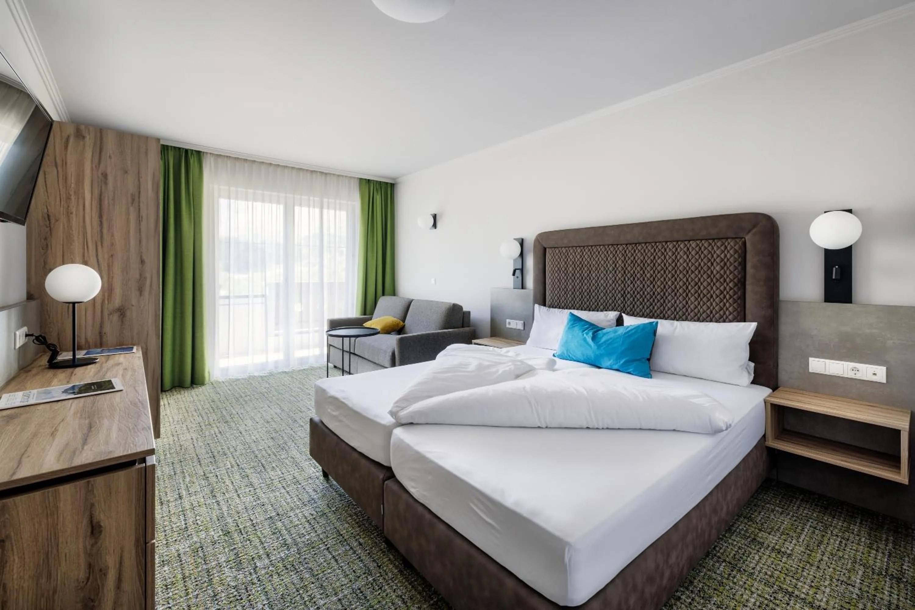 Photo of the whole room, Bed in Alpenaussicht